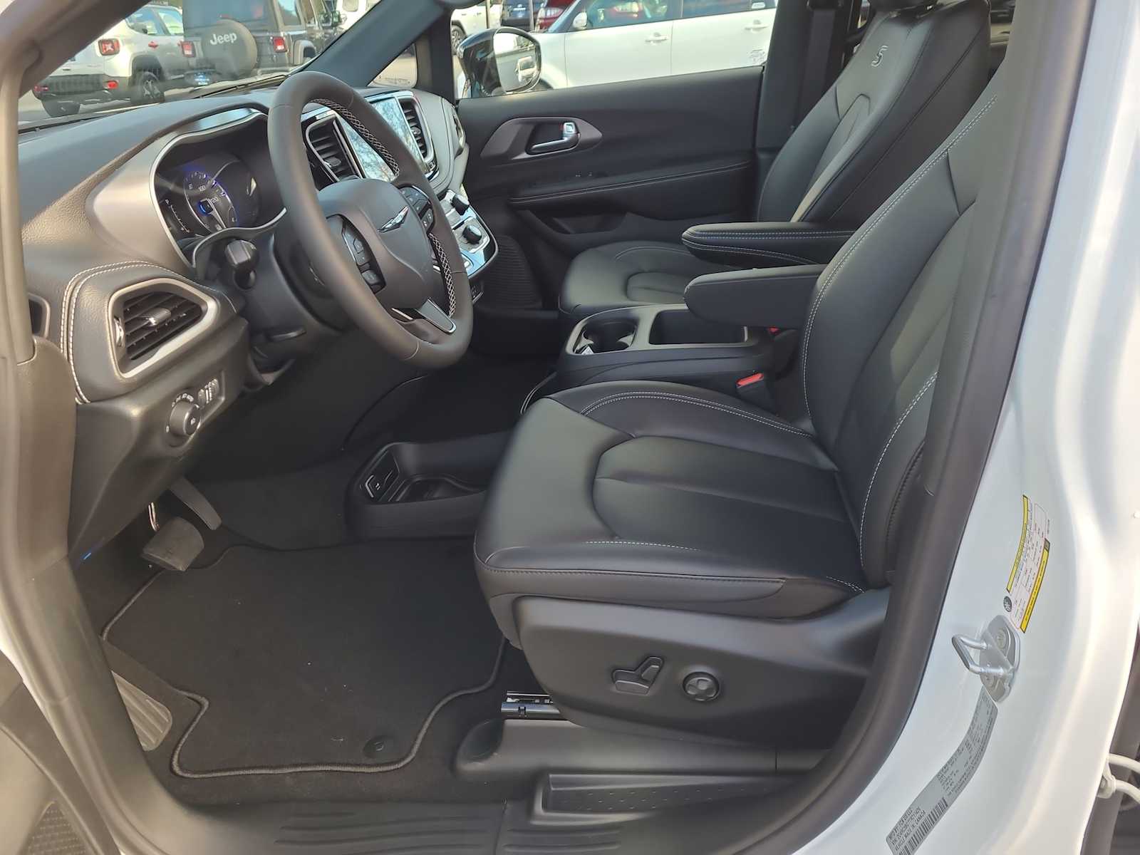 Thumbnail: 2026 Chrysler Pacifica - 19