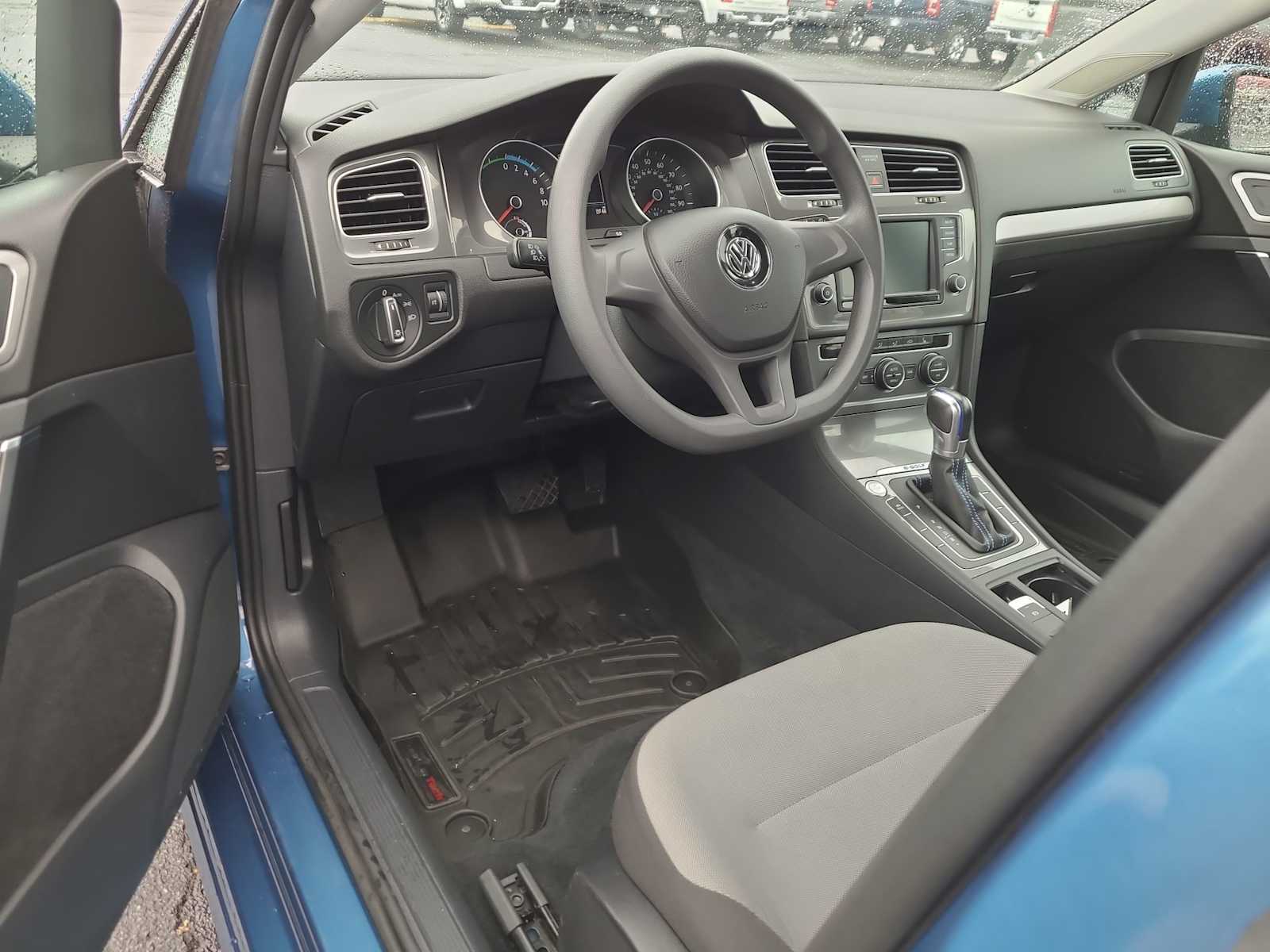 Thumbnail: 2016 Volkswagen e-Golf - 10