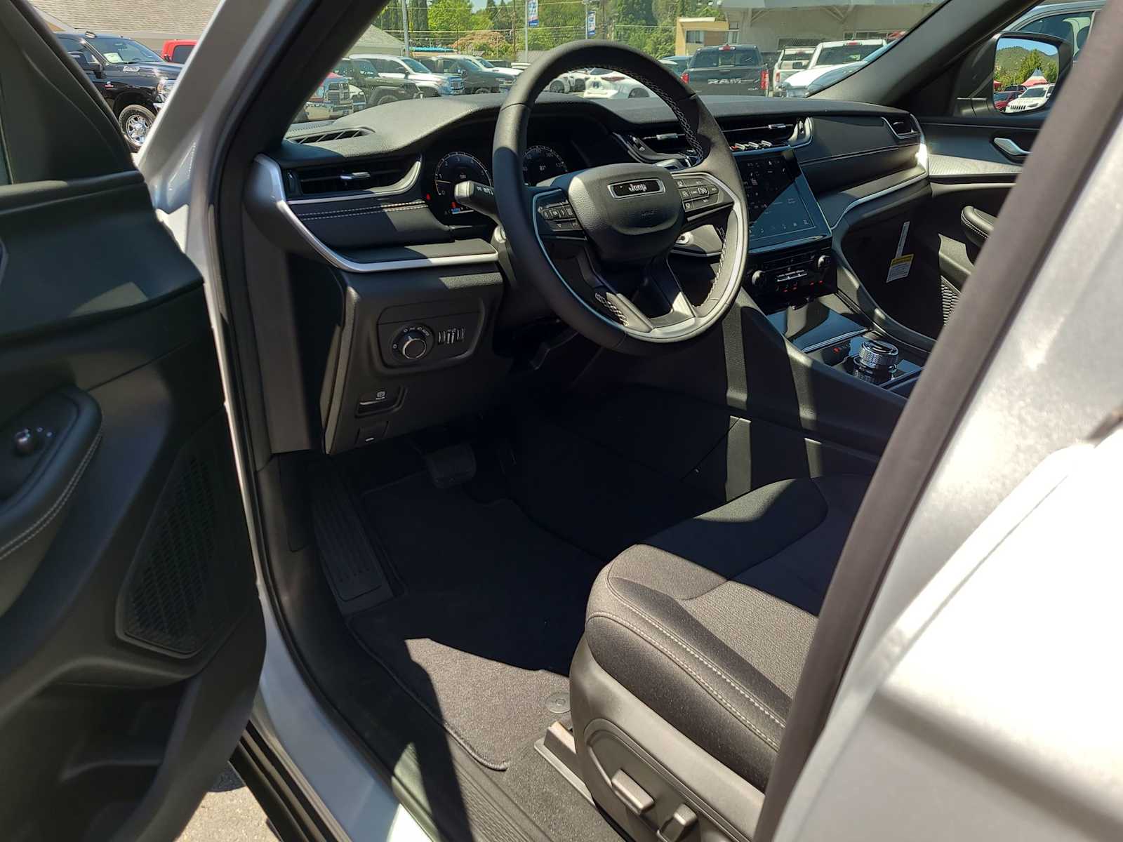 Thumbnail: 2025 Jeep Grand Cherokee - 10