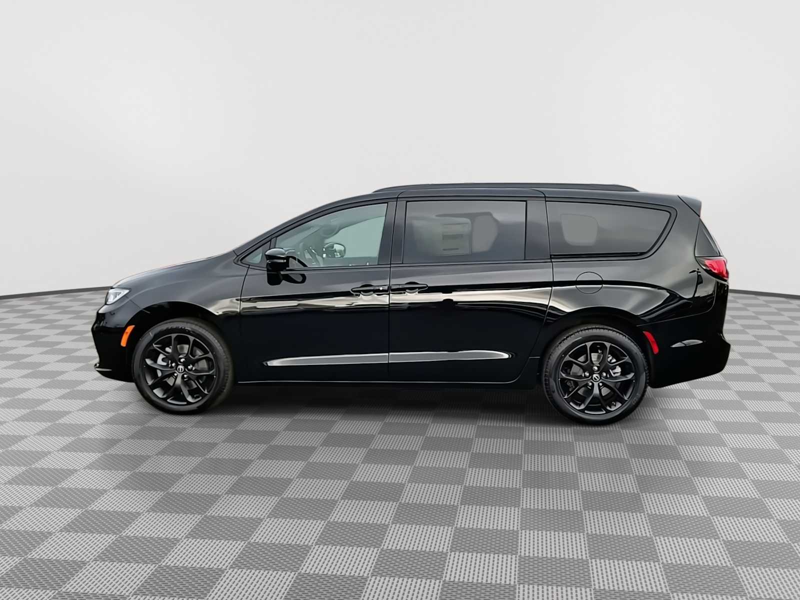 Thumbnail: 2026 Chrysler Pacifica - 5