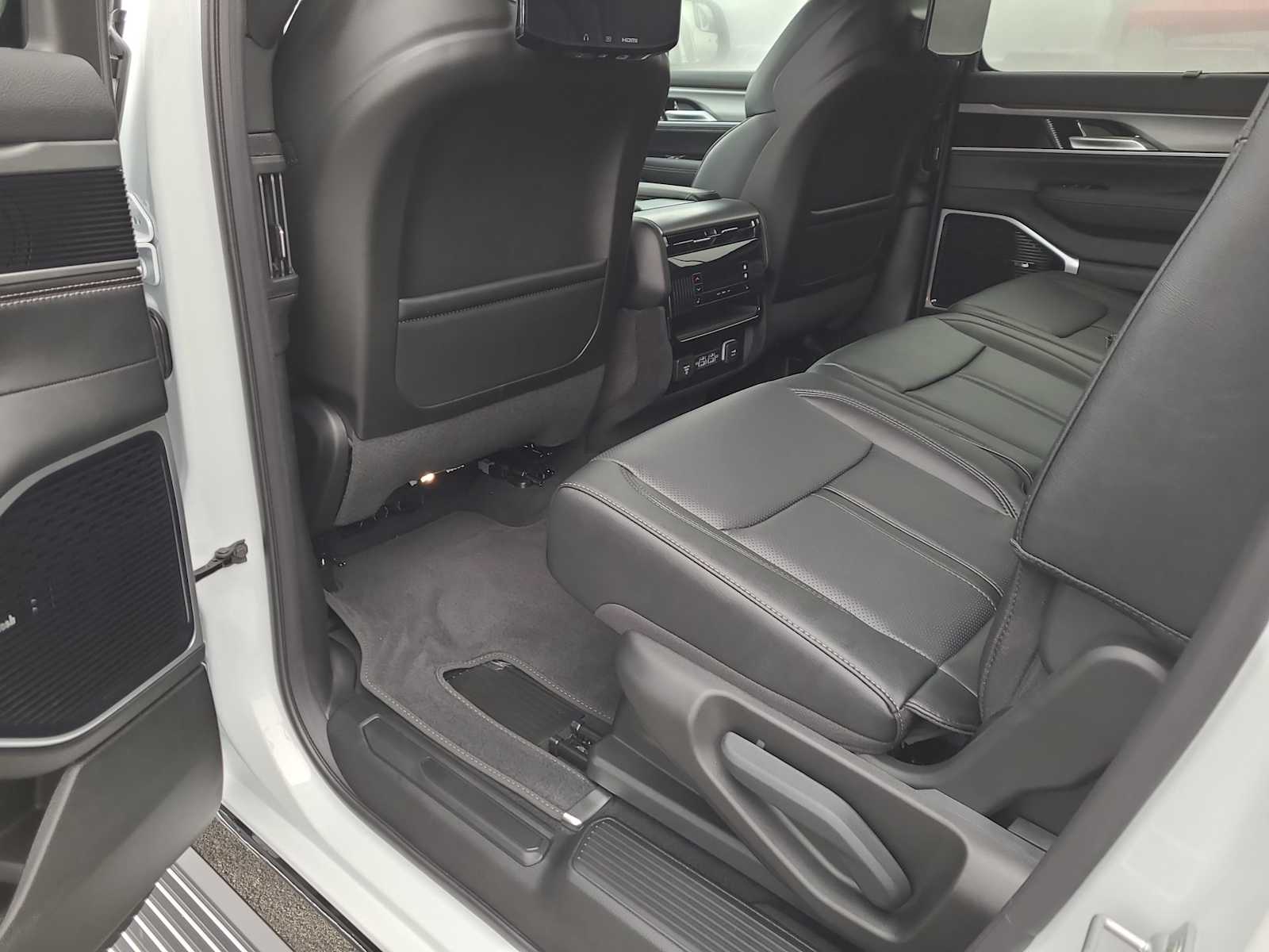 Thumbnail: 2026 Jeep Grand Wagoneer - 20