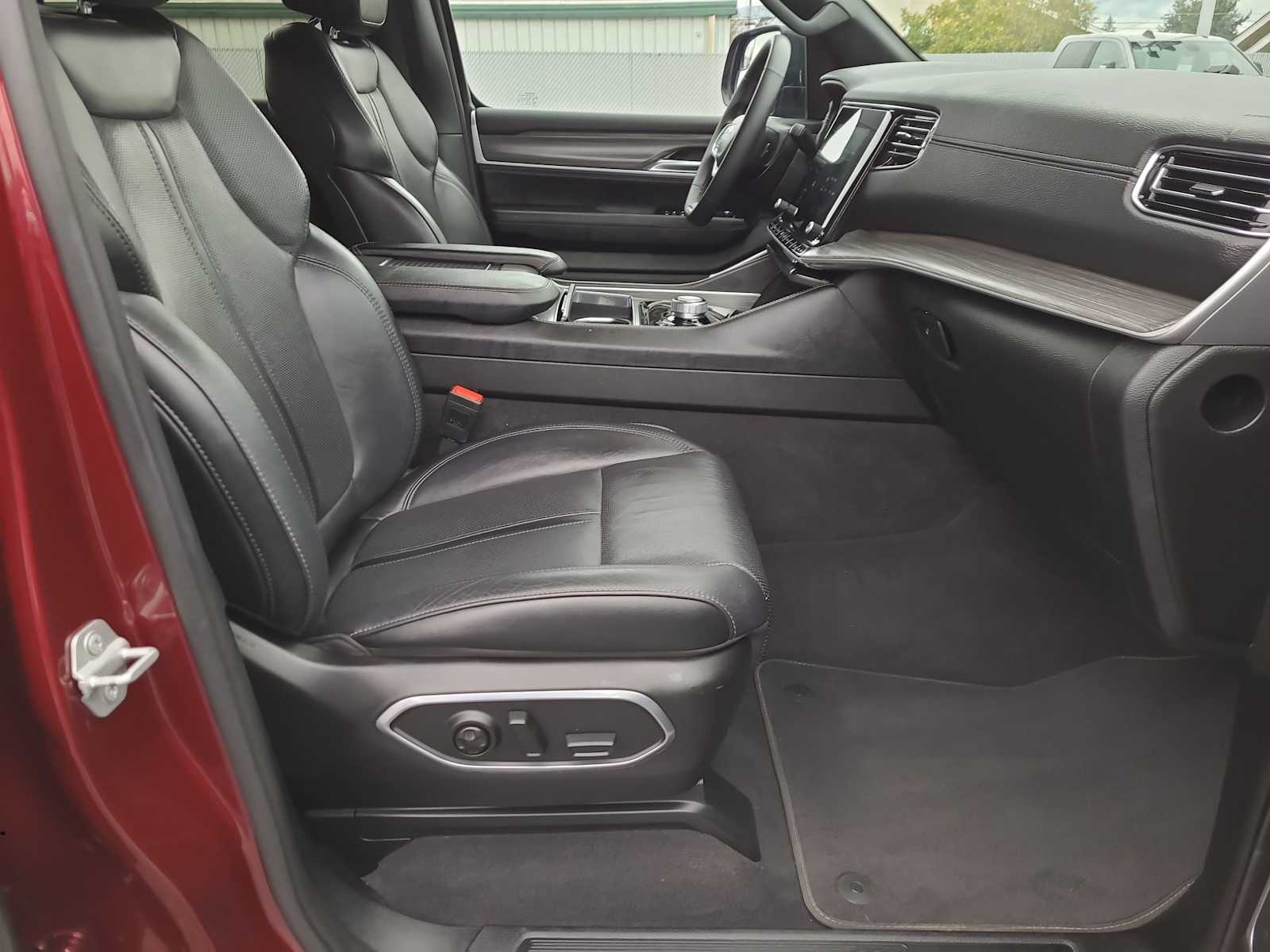 Thumbnail: 2024 Jeep Wagoneer - 22