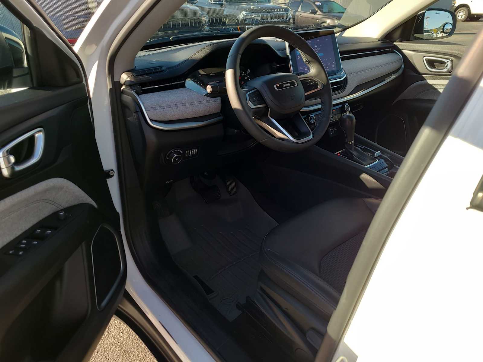 Thumbnail: 2022 Jeep Compass - 10