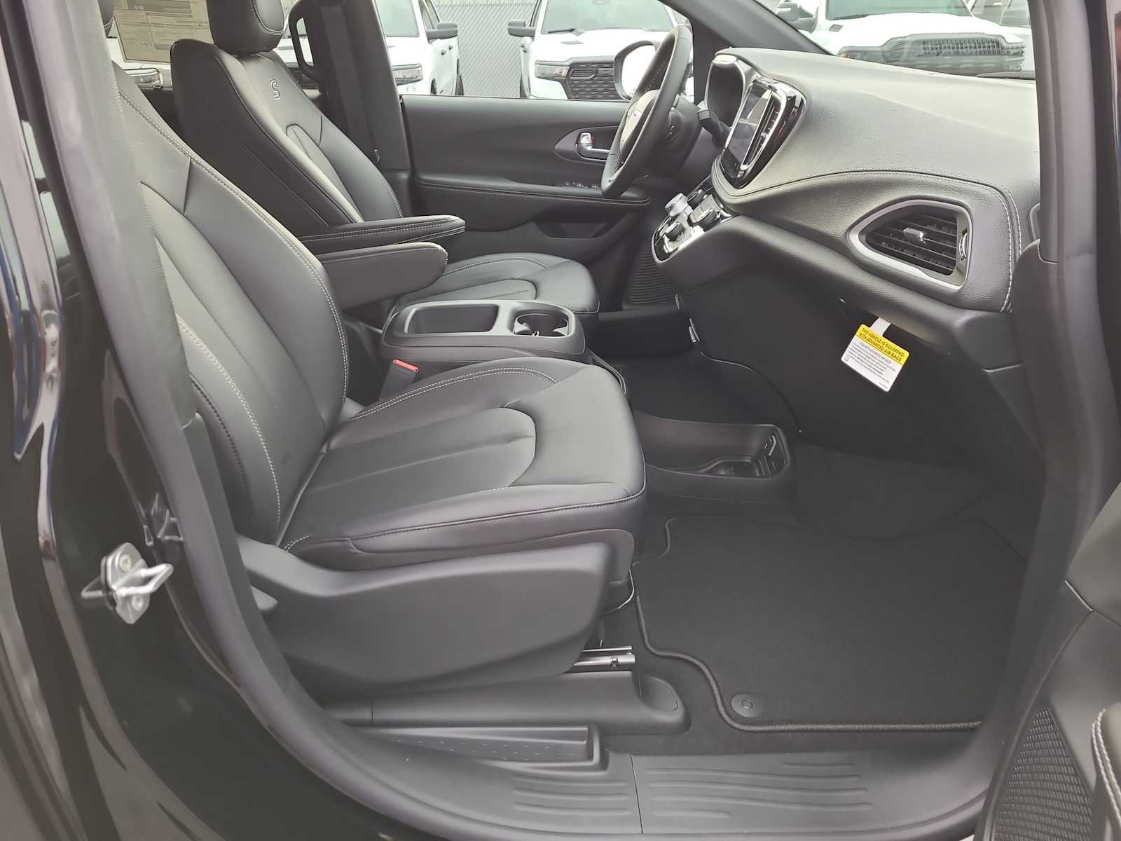 Thumbnail: 2026 Chrysler Pacifica - 22