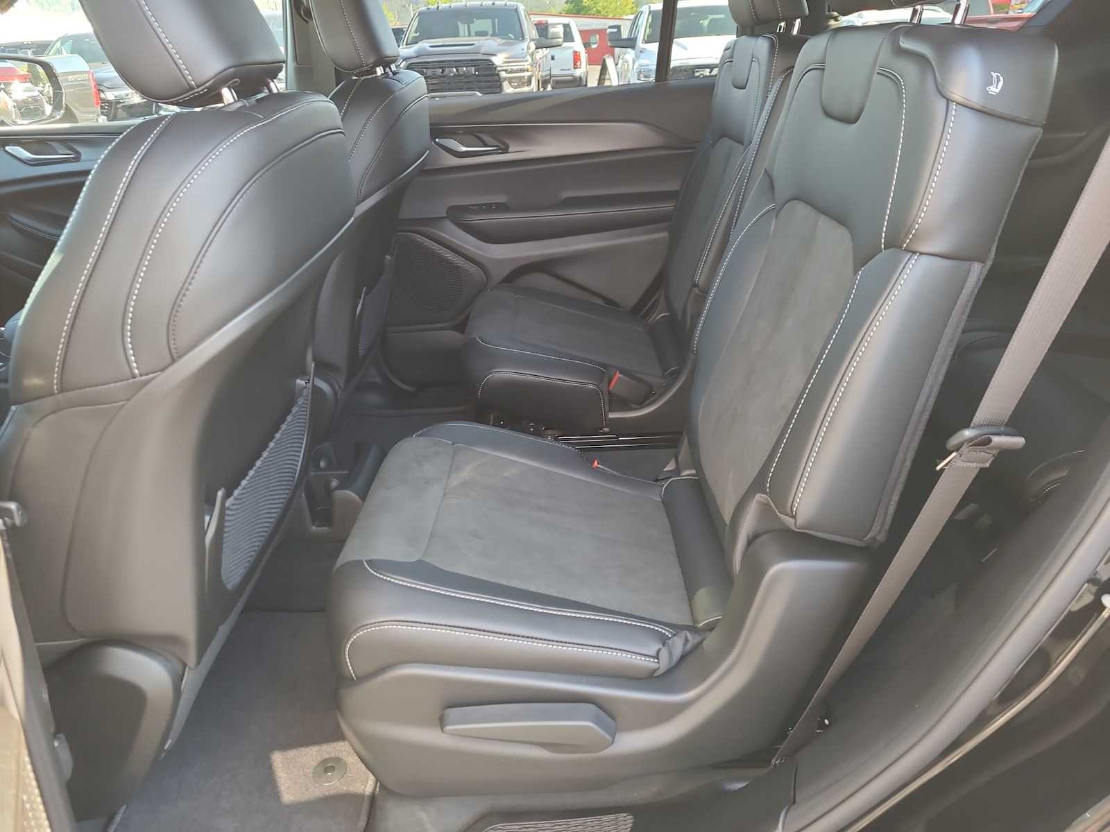 Thumbnail: 2025 Jeep Grand Cherokee - 21