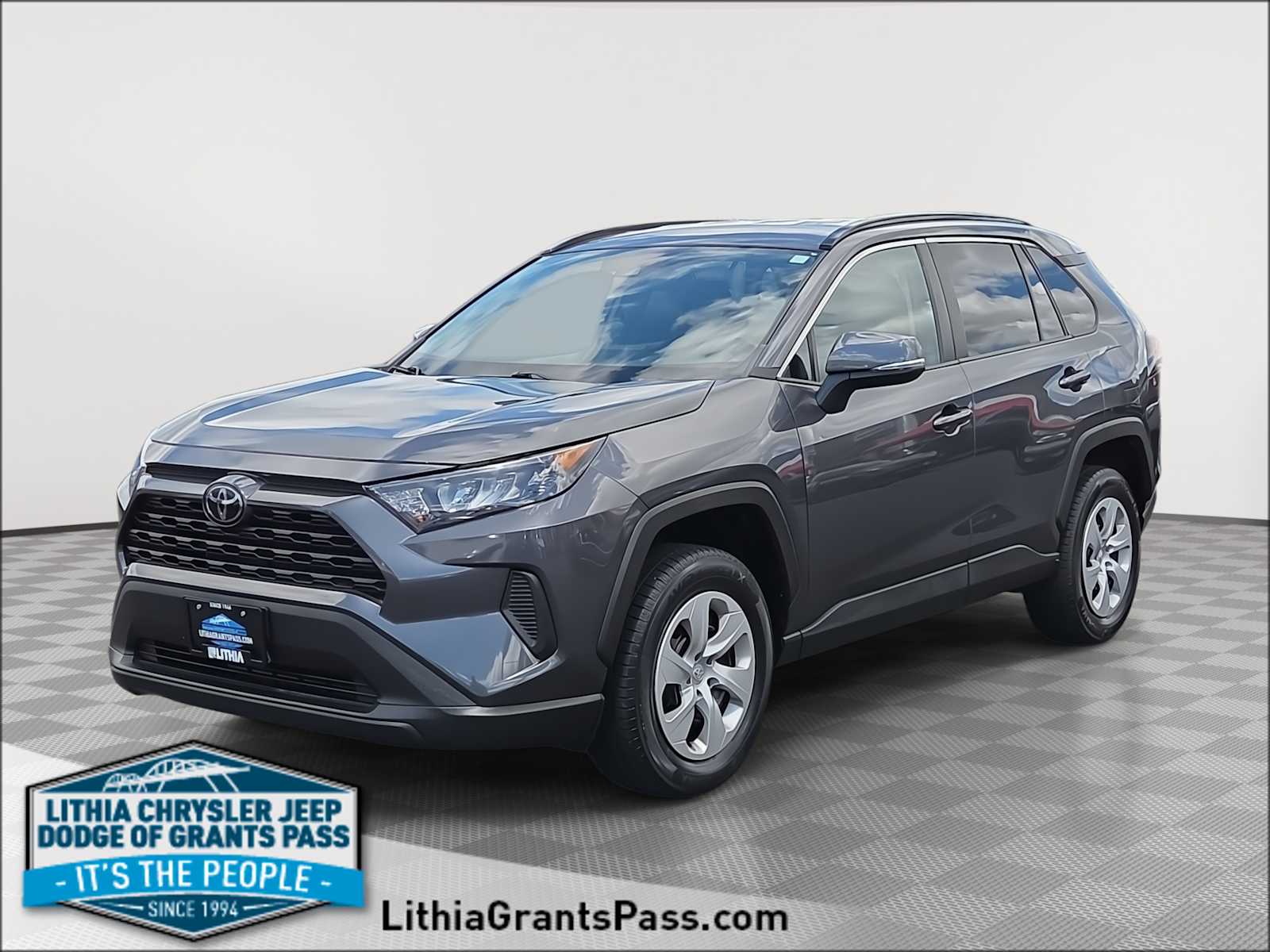 2019 Toyota RAV4 LE AWD's photo