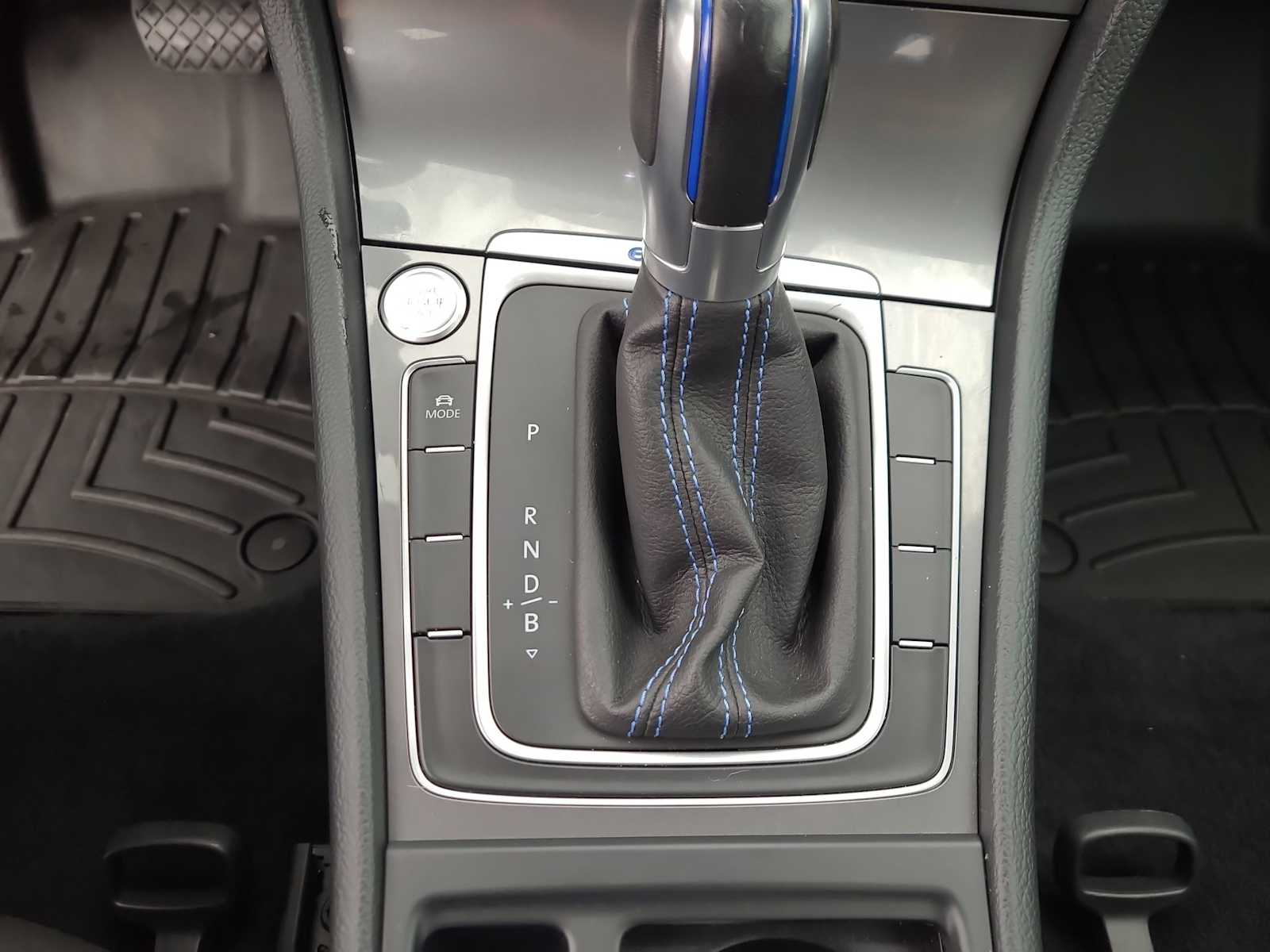 Thumbnail: 2016 Volkswagen e-Golf - 25