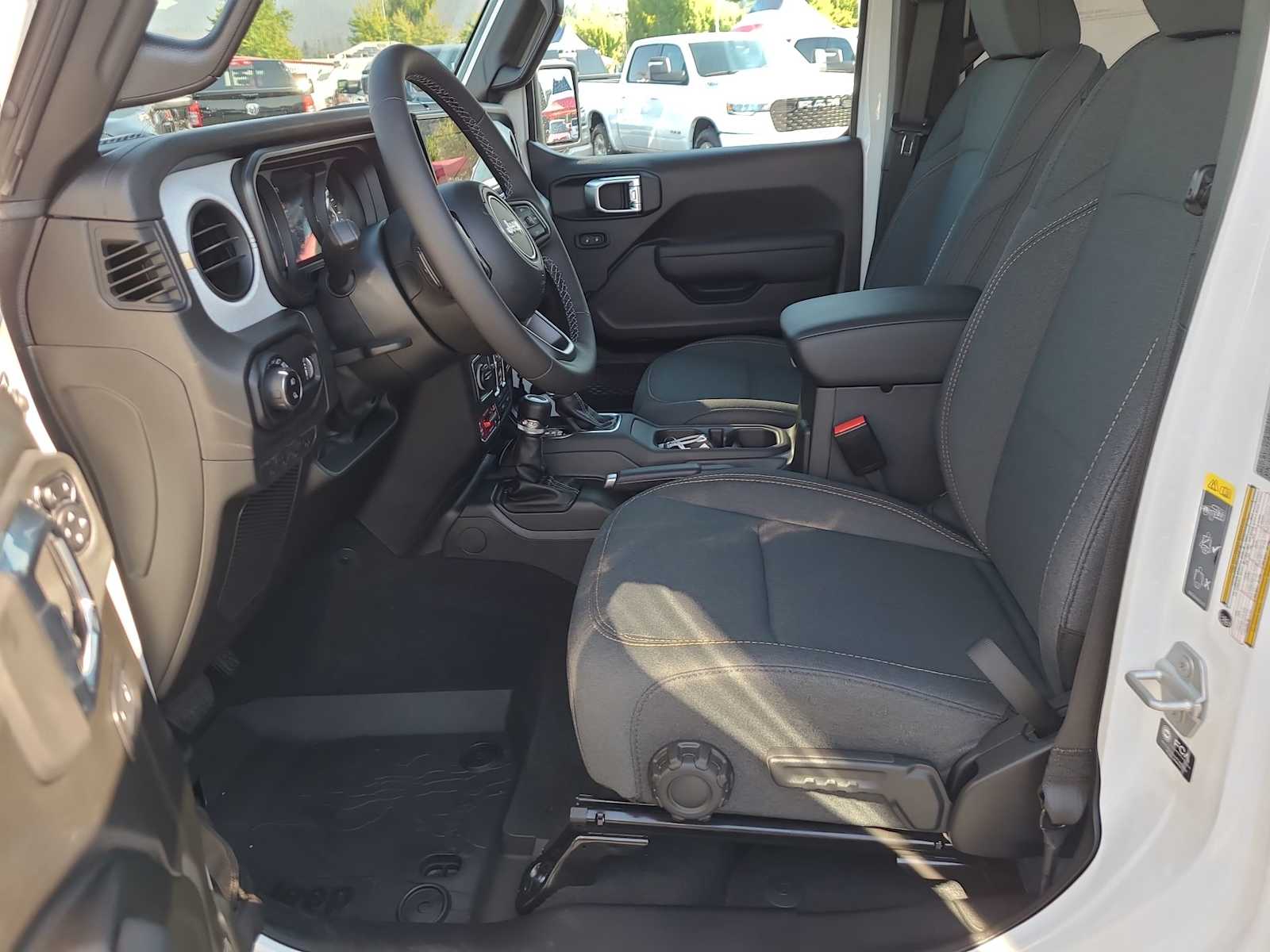 Thumbnail: 2025 Jeep Gladiator - 19