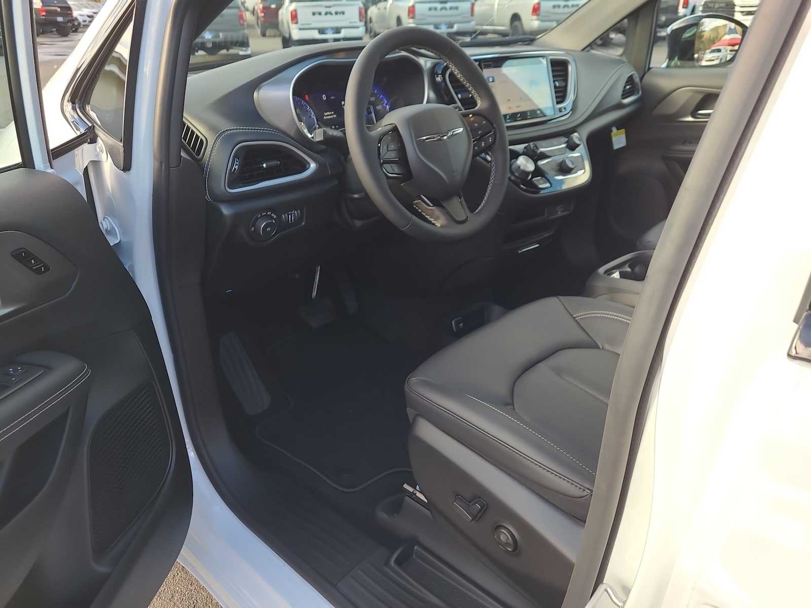 Thumbnail: 2026 Chrysler Pacifica - 10