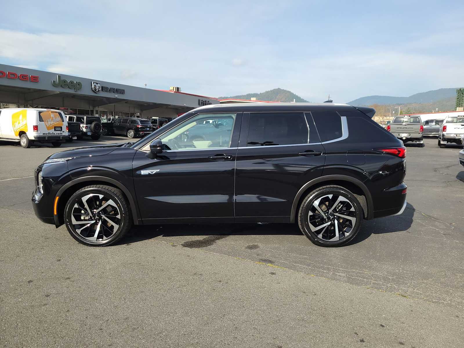 Thumbnail: 2024 Mitsubishi Outlander - 11