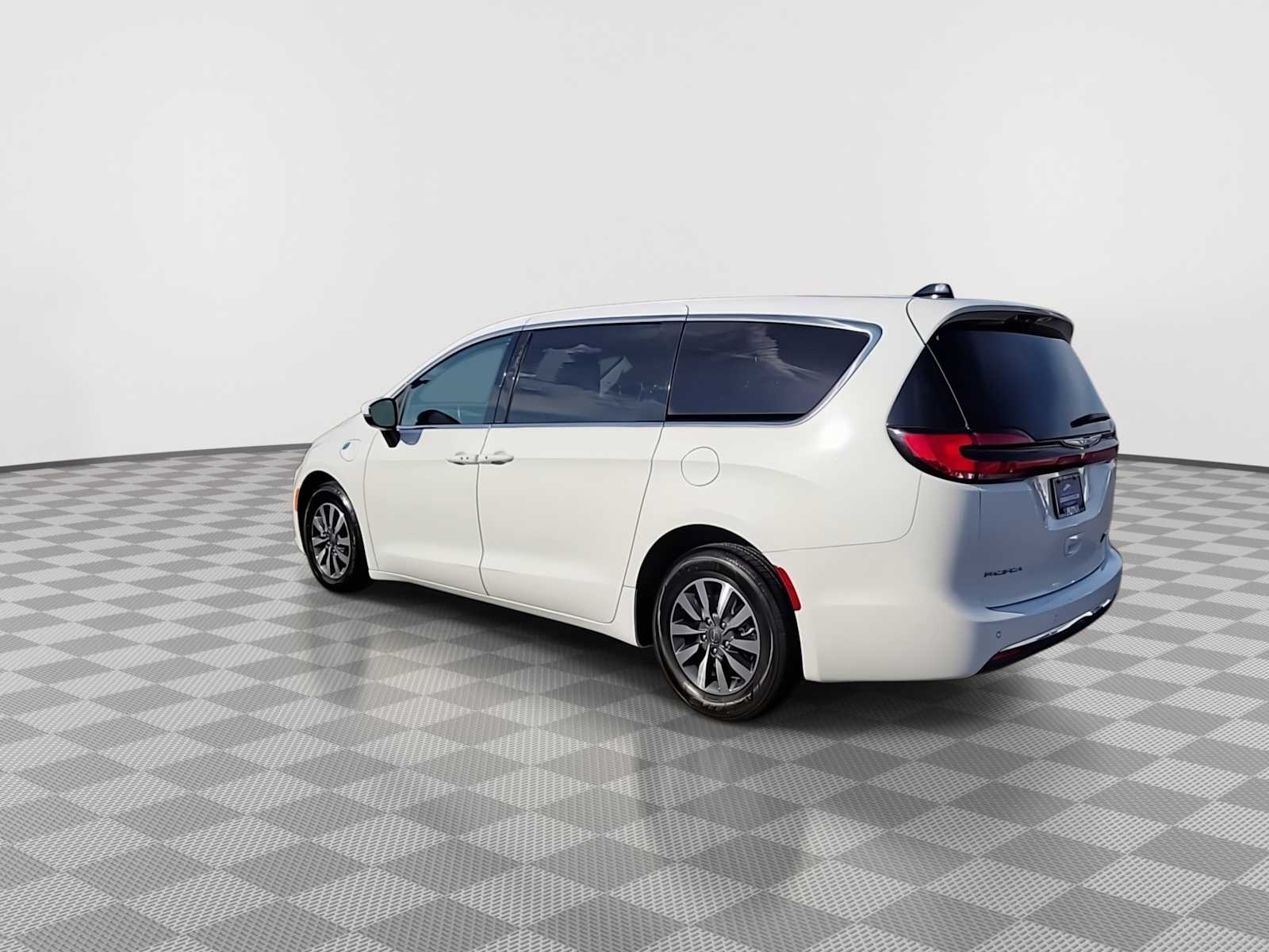 Thumbnail: 2023 Chrysler Pacifica - 6