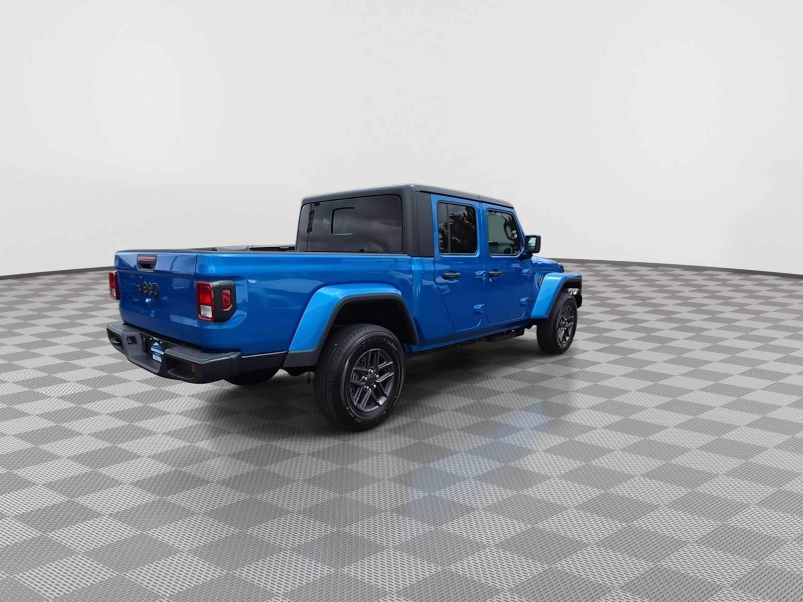 Thumbnail: 2026 Jeep Gladiator - 8