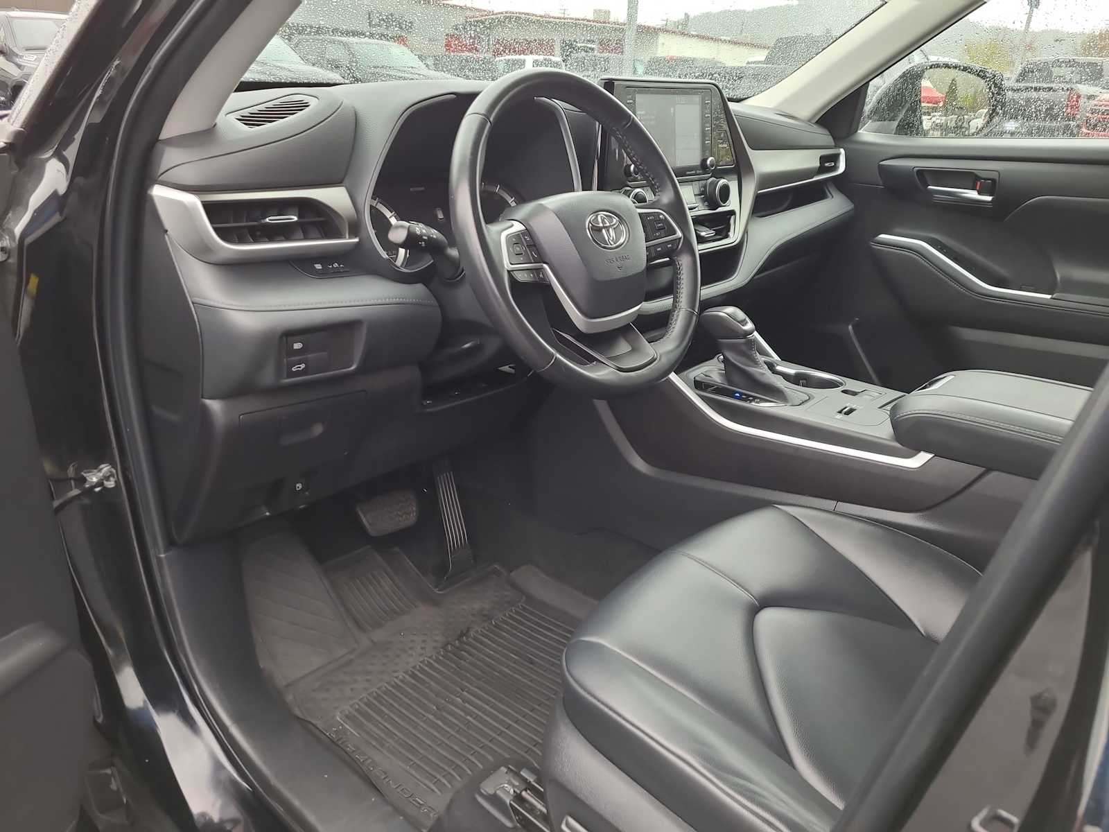 Thumbnail: 2022 Toyota Highlander - 10