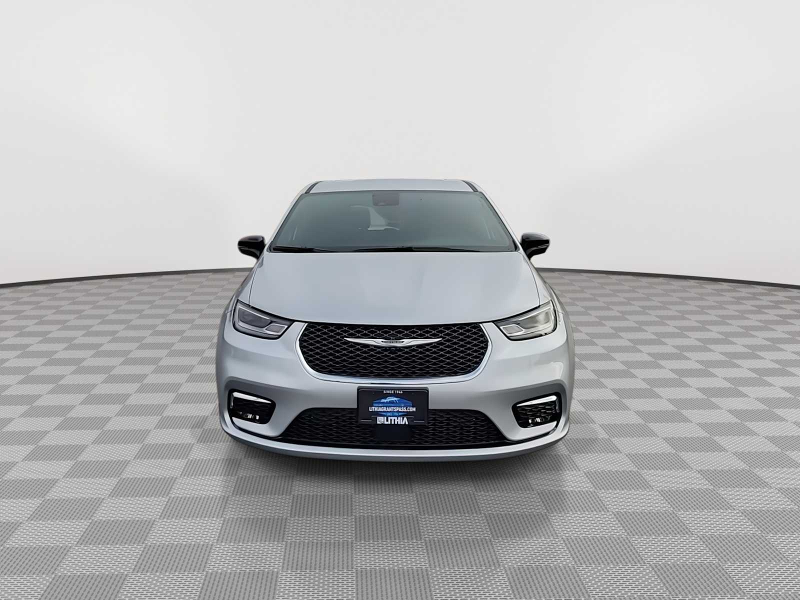 Thumbnail: 2026 Chrysler Pacifica - 3