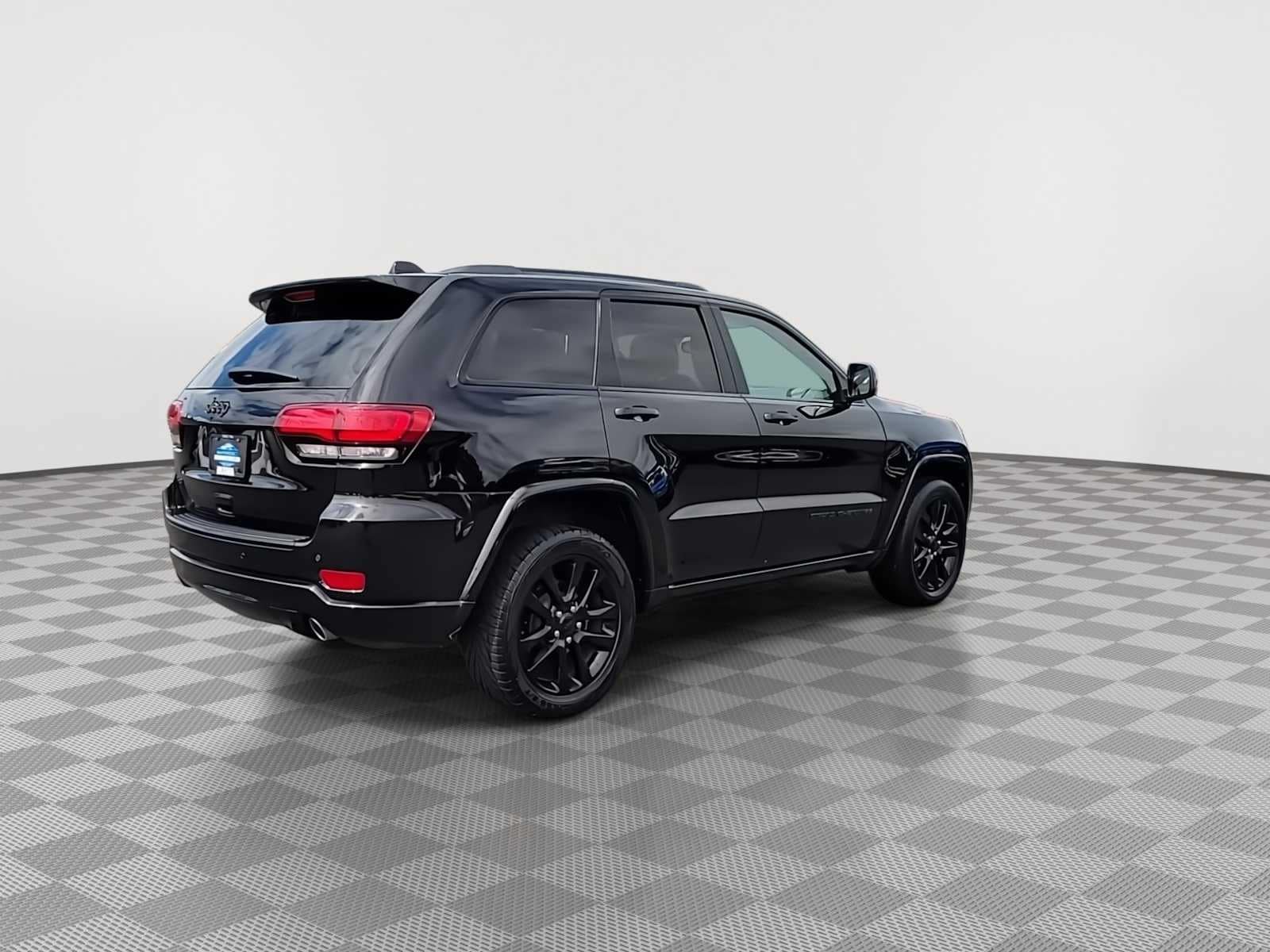 Thumbnail: 2017 Jeep Grand Cherokee - 8