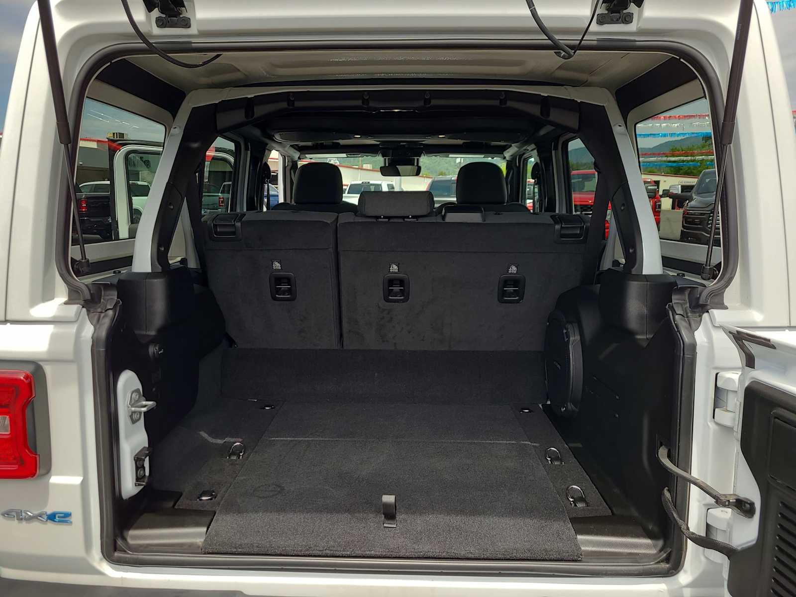2024 Jeep Wrangler Sahara 27