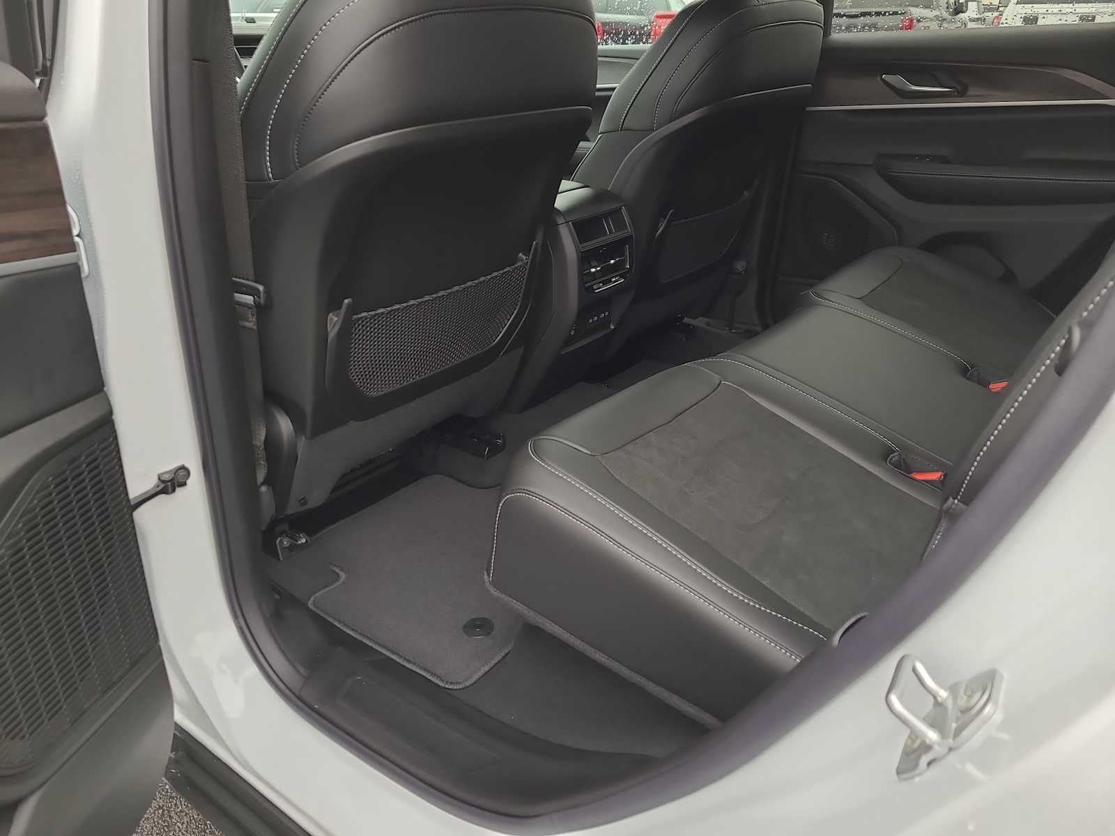 Thumbnail: 2026 Jeep Grand Cherokee - 20