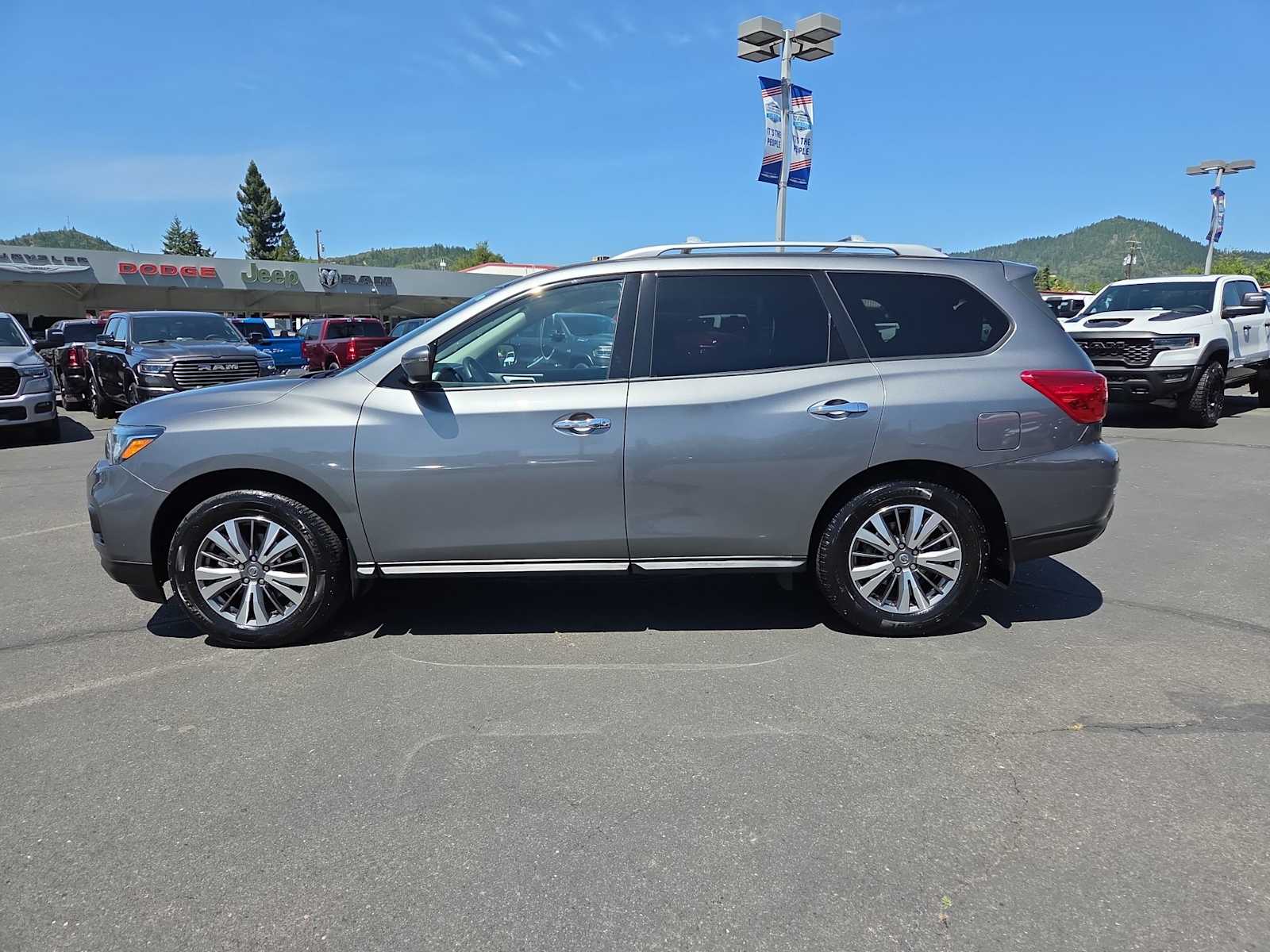 Thumbnail: 2020 Nissan Pathfinder - 11