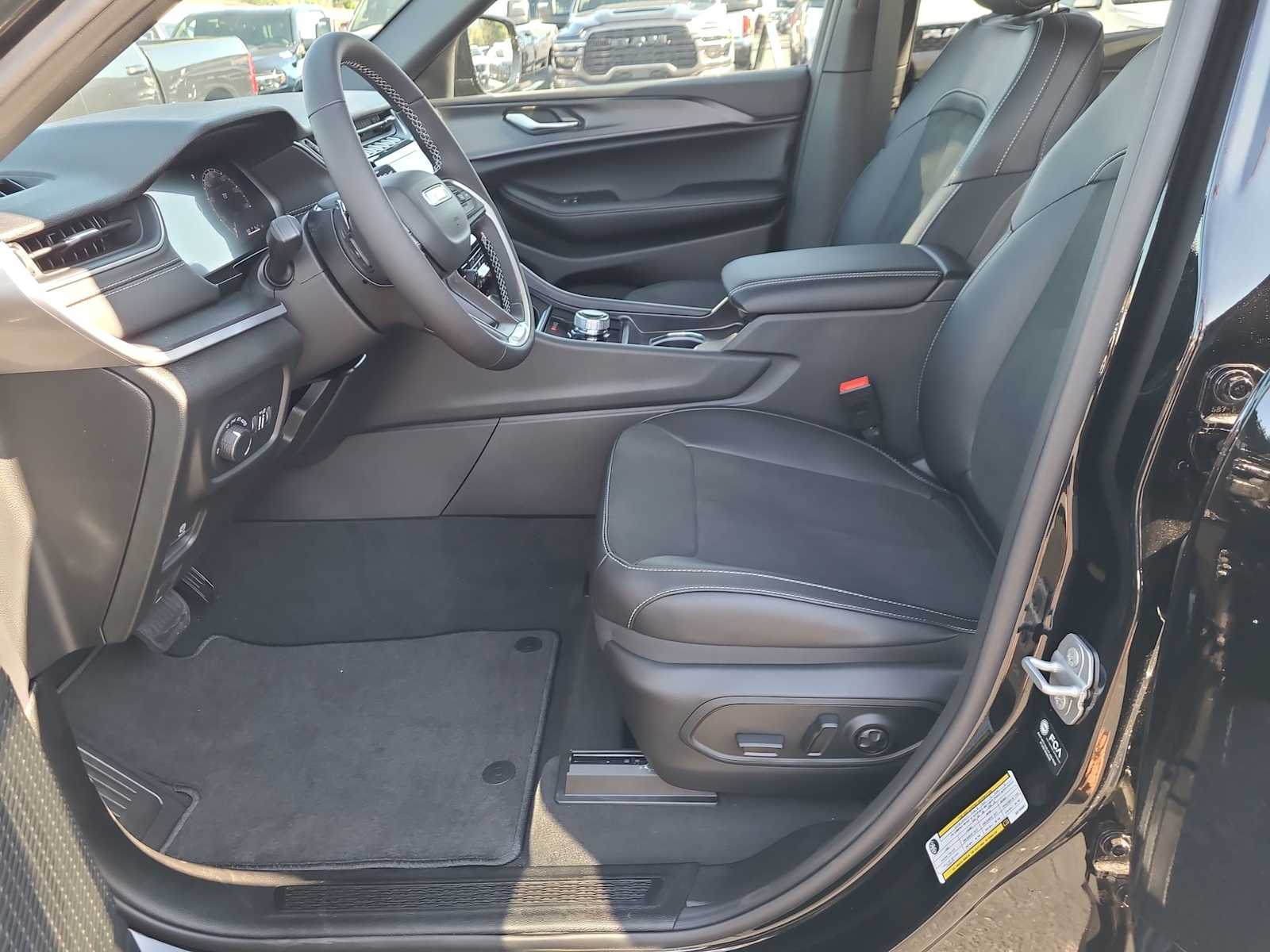 Thumbnail: 2025 Jeep Grand Cherokee - 19