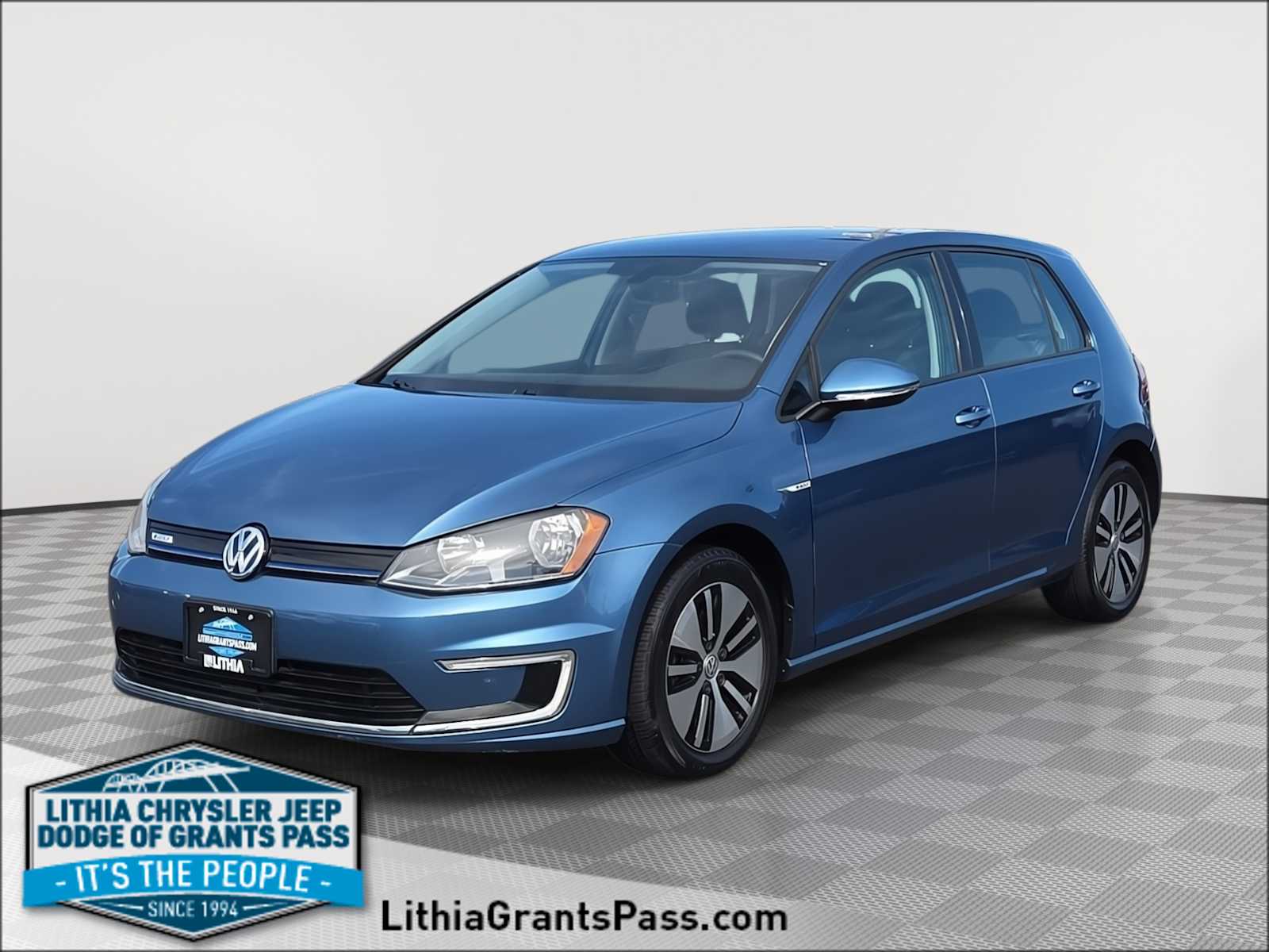 Used 2016 Volkswagen e-Golf e-Golf SE with VIN WVWKP7AUXGW916318 for sale in Grants Pass, OR
