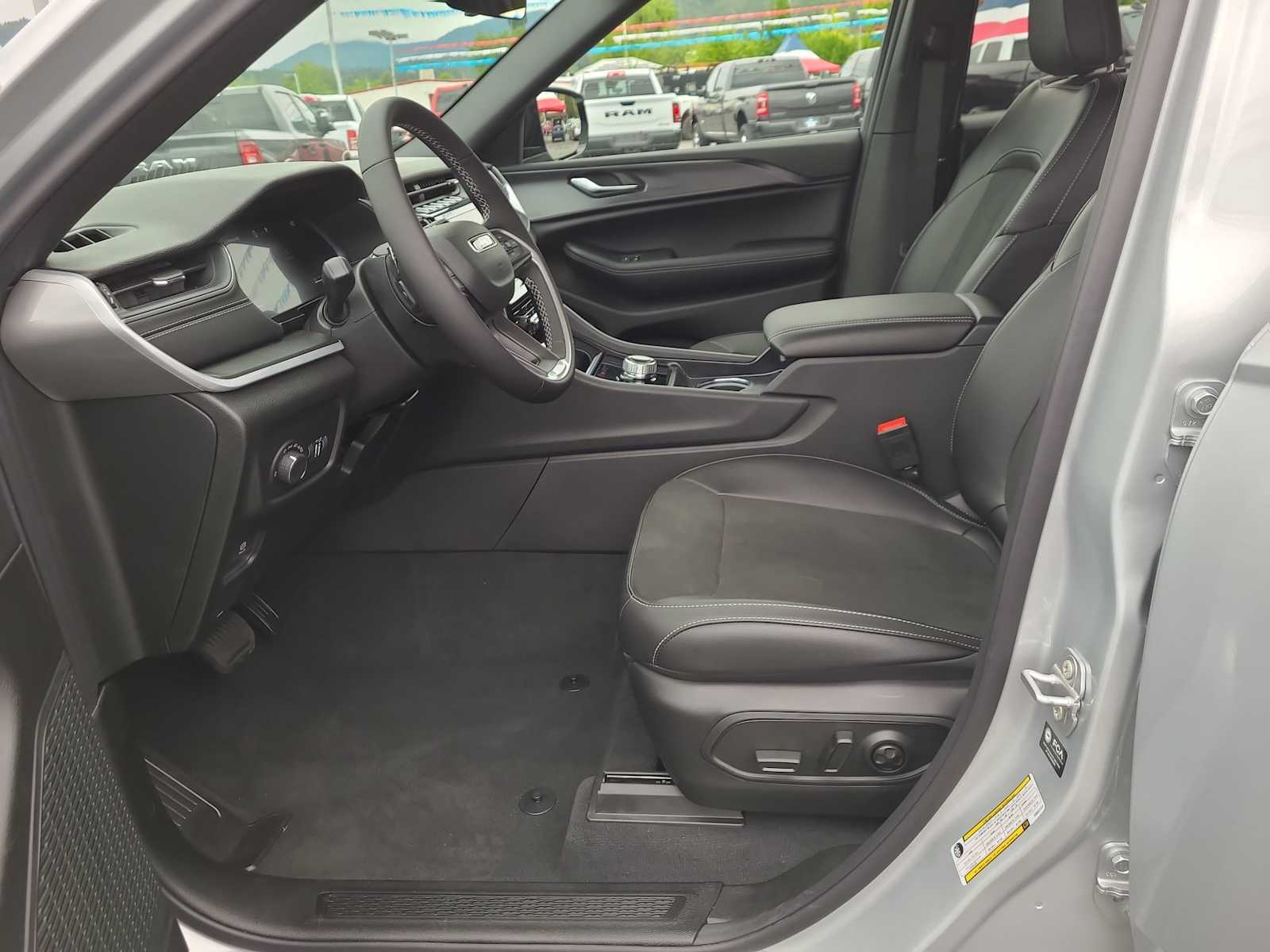 Thumbnail: 2025 Jeep Grand Cherokee - 19