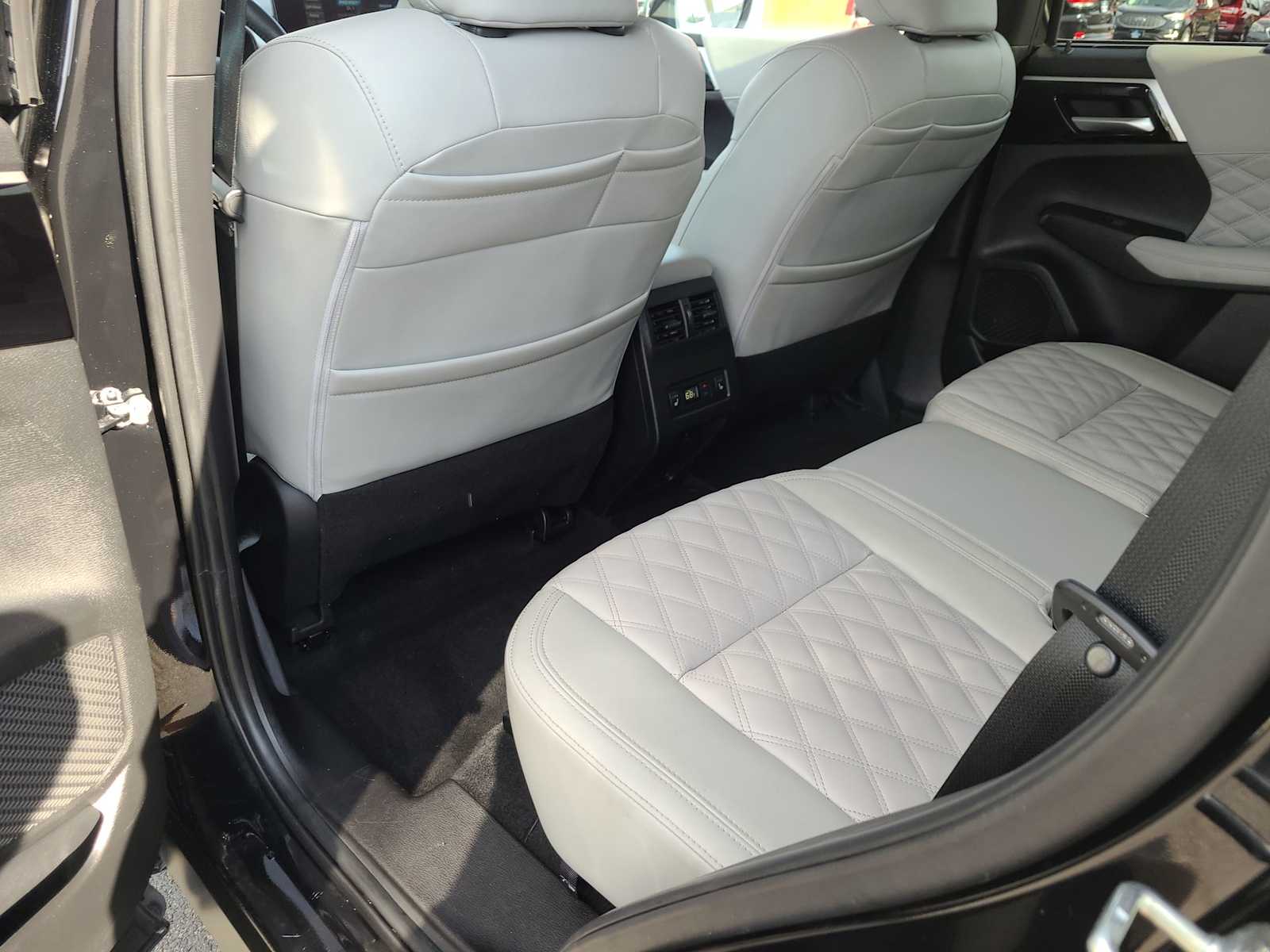 Thumbnail: 2024 Mitsubishi Outlander - 20