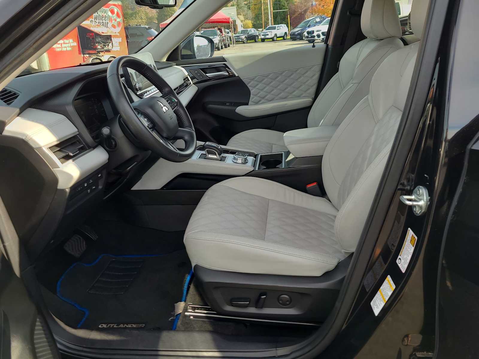 Thumbnail: 2024 Mitsubishi Outlander - 19