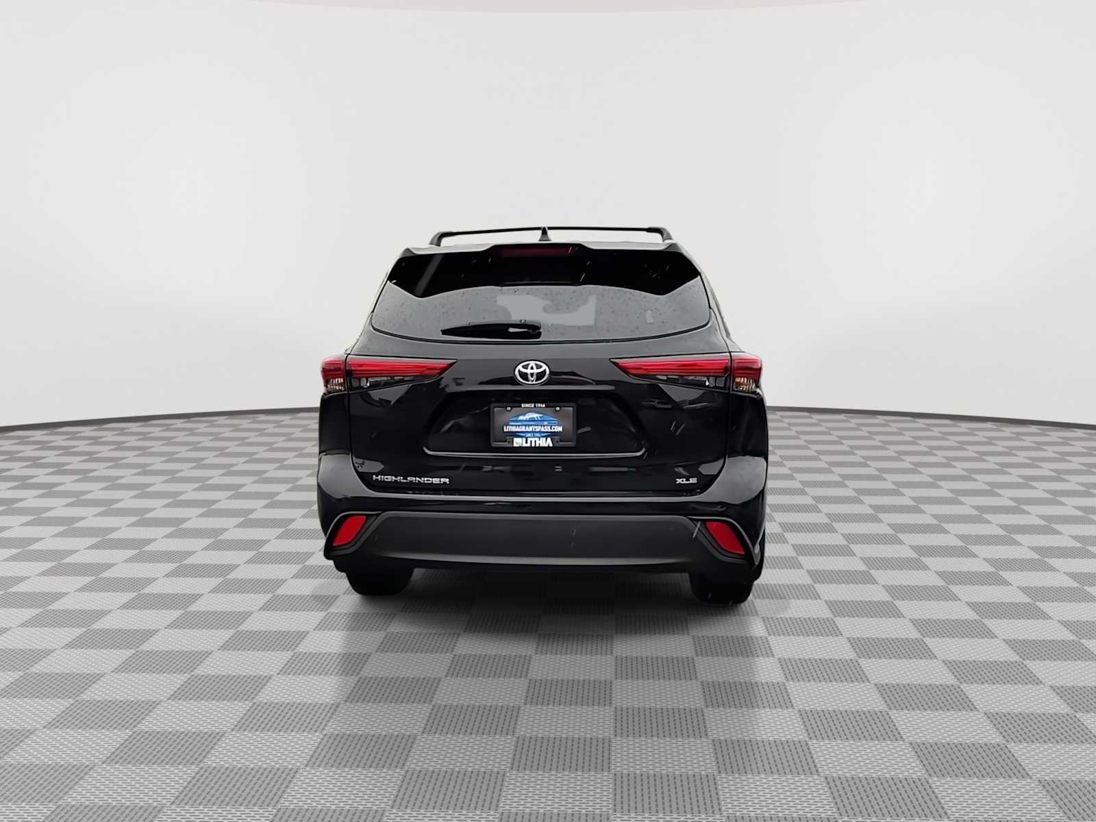 Thumbnail: 2022 Toyota Highlander - 7