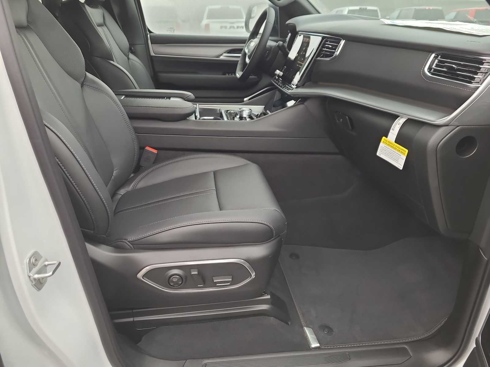 Thumbnail: 2026 Jeep Grand Wagoneer - 22