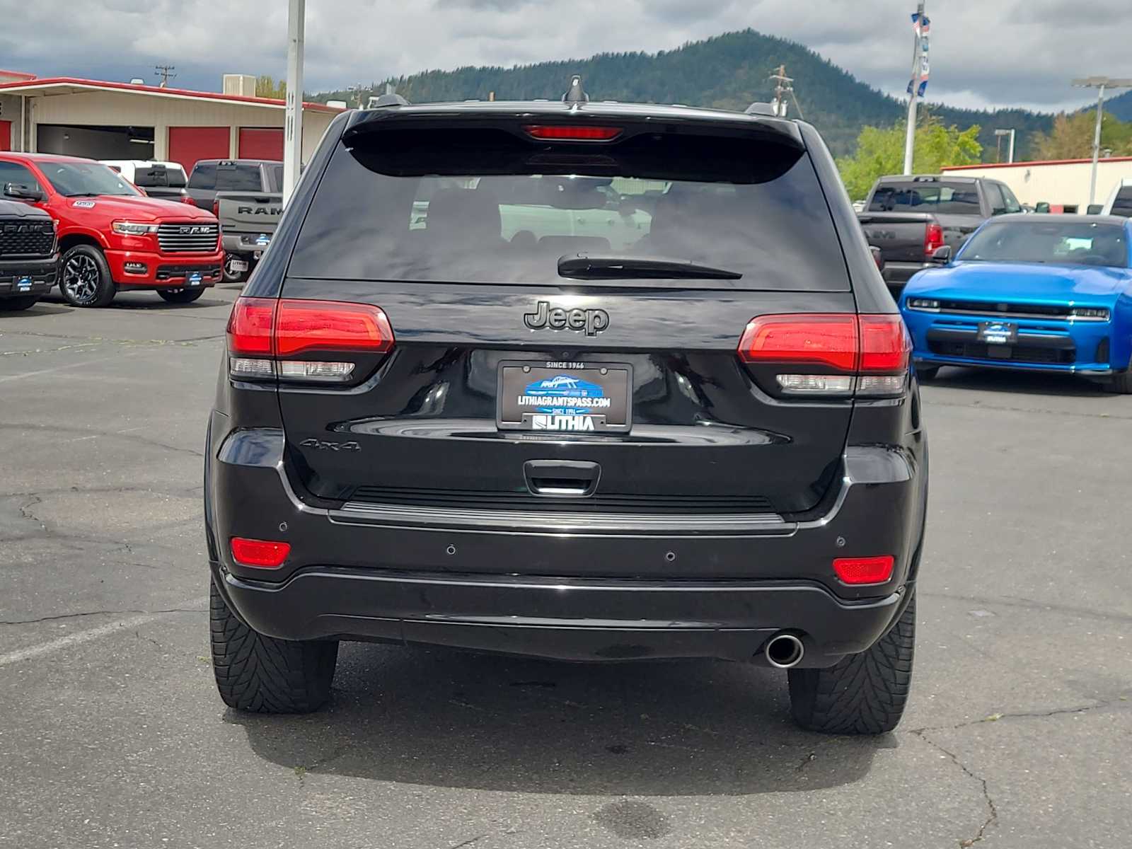 Thumbnail: 2017 Jeep Grand Cherokee - 13
