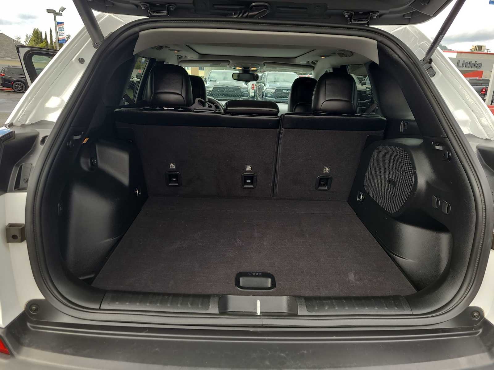 Thumbnail: 2022 Jeep Cherokee - 27