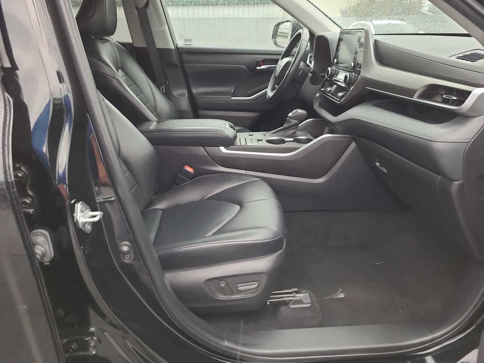 Thumbnail: 2022 Toyota Highlander - 22