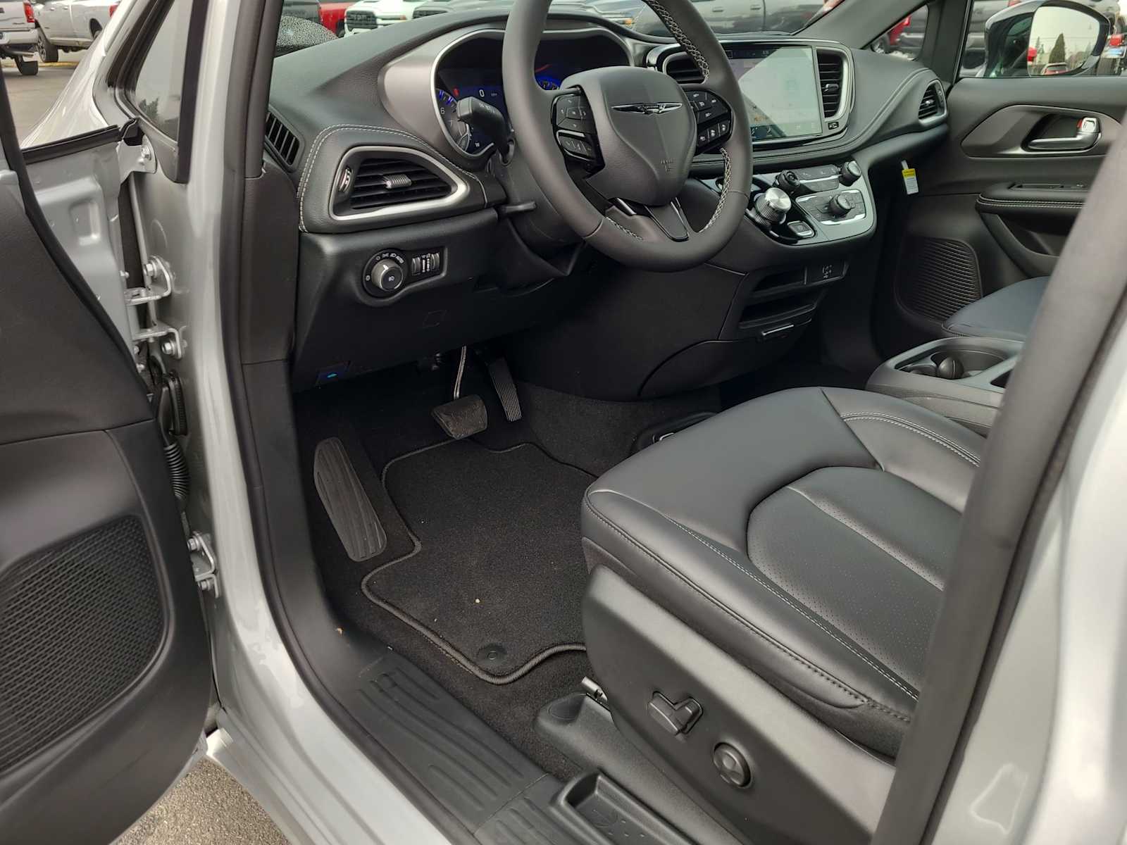 Thumbnail: 2026 Chrysler Pacifica - 10