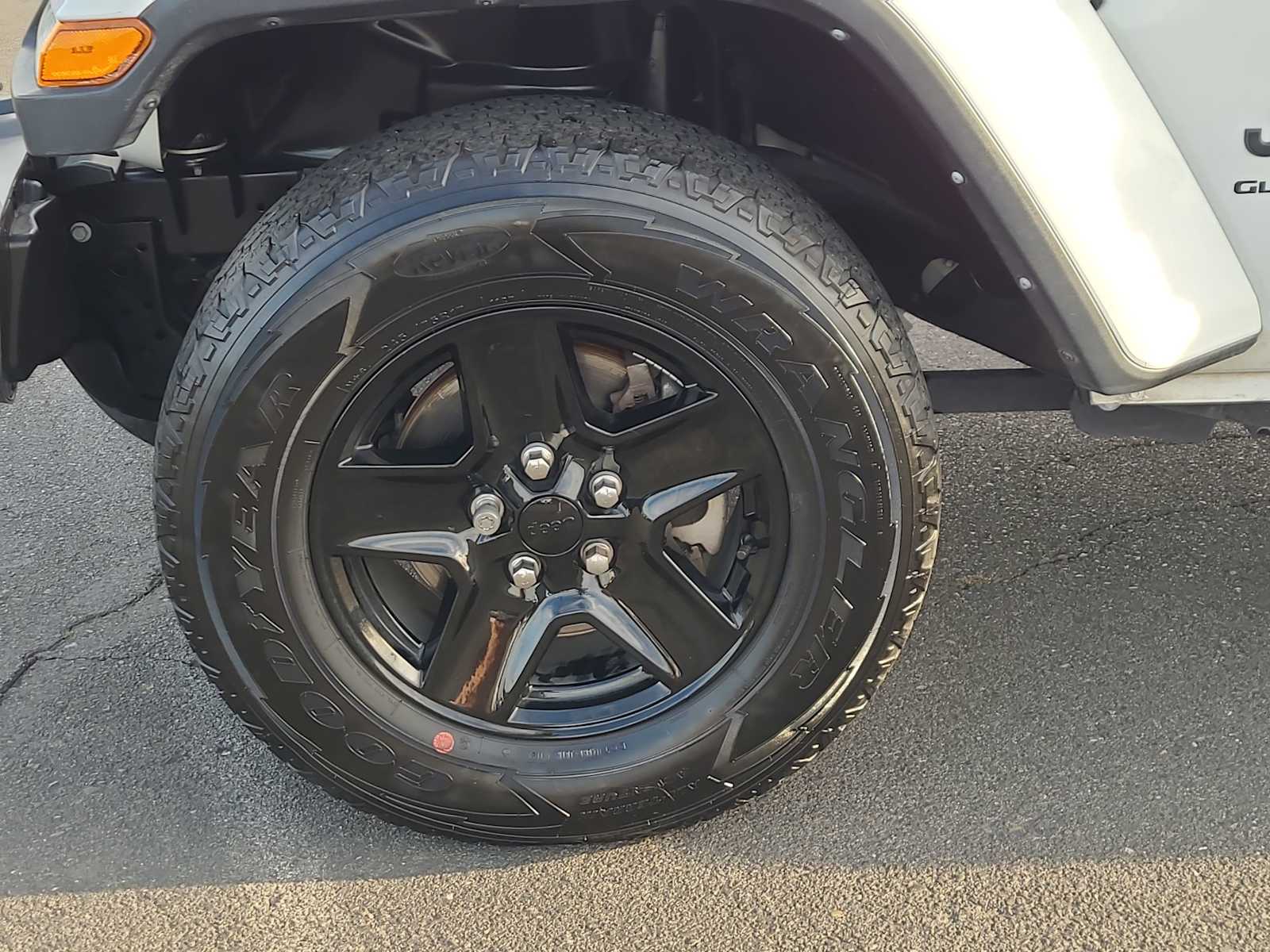 Thumbnail: 2023 Jeep Gladiator - 16