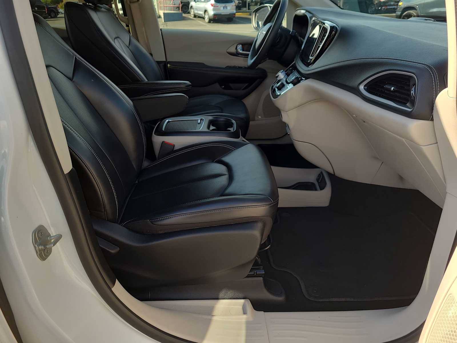 Thumbnail: 2023 Chrysler Pacifica - 22