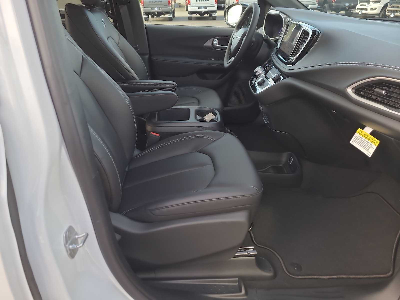 Thumbnail: 2026 Chrysler Pacifica - 22