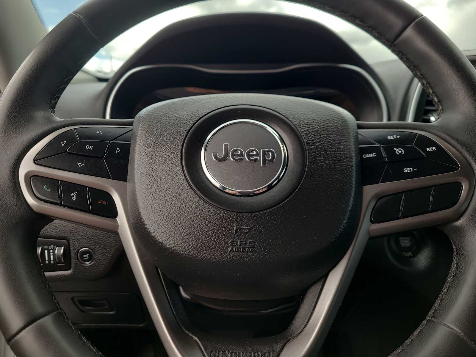 Thumbnail: 2022 Jeep Cherokee - 23