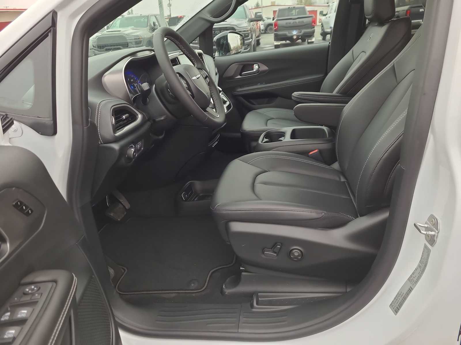 Thumbnail: 2026 Chrysler Pacifica - 19