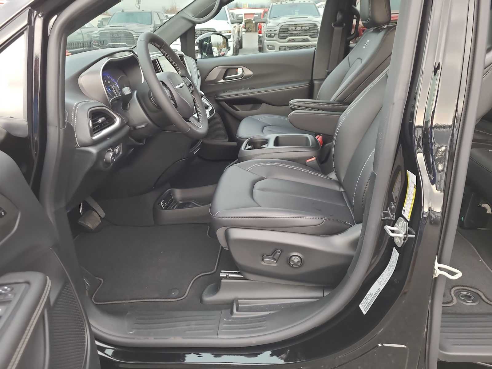 Thumbnail: 2026 Chrysler Pacifica - 19