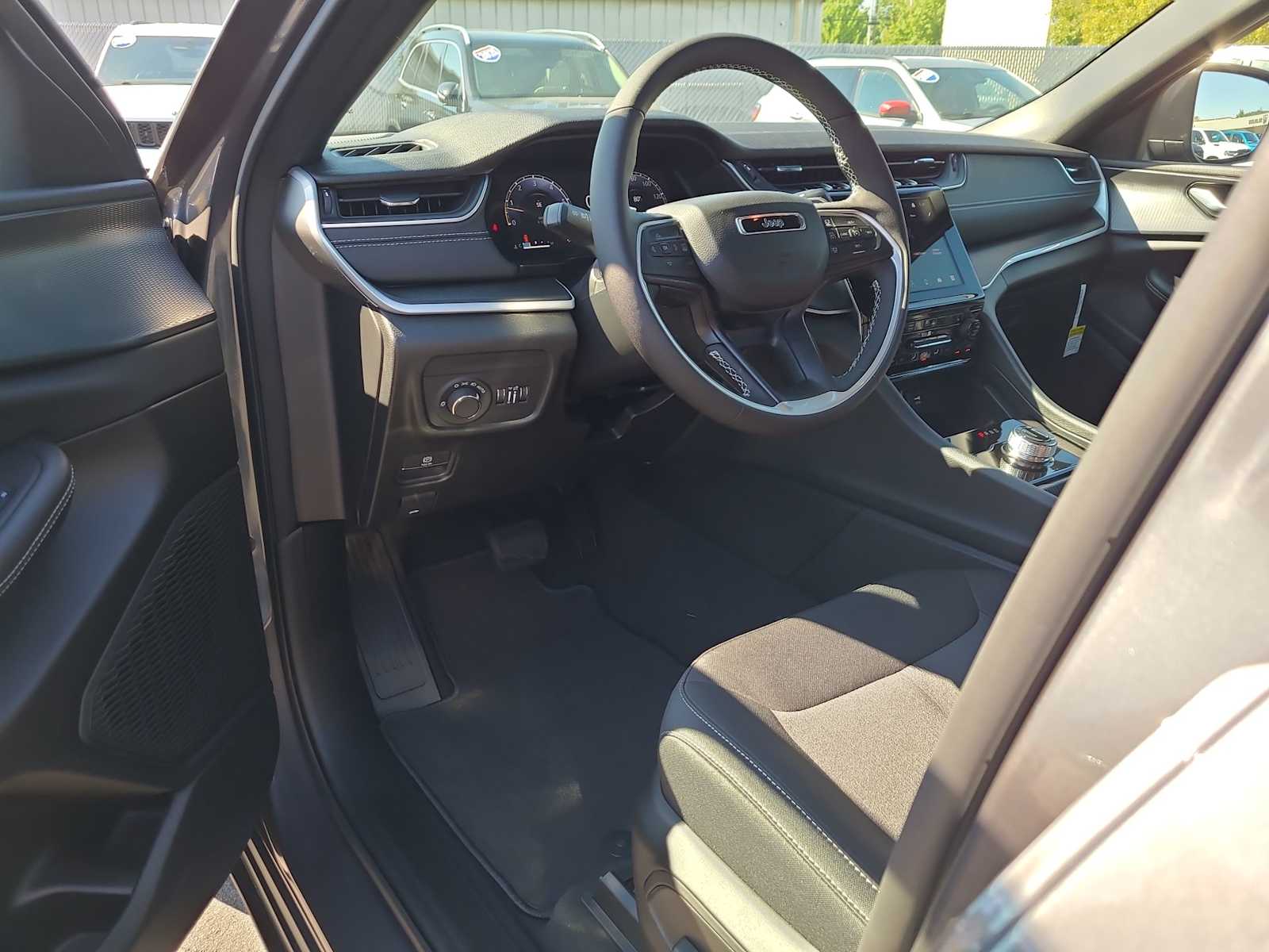 Thumbnail: 2025 Jeep Grand Cherokee - 10