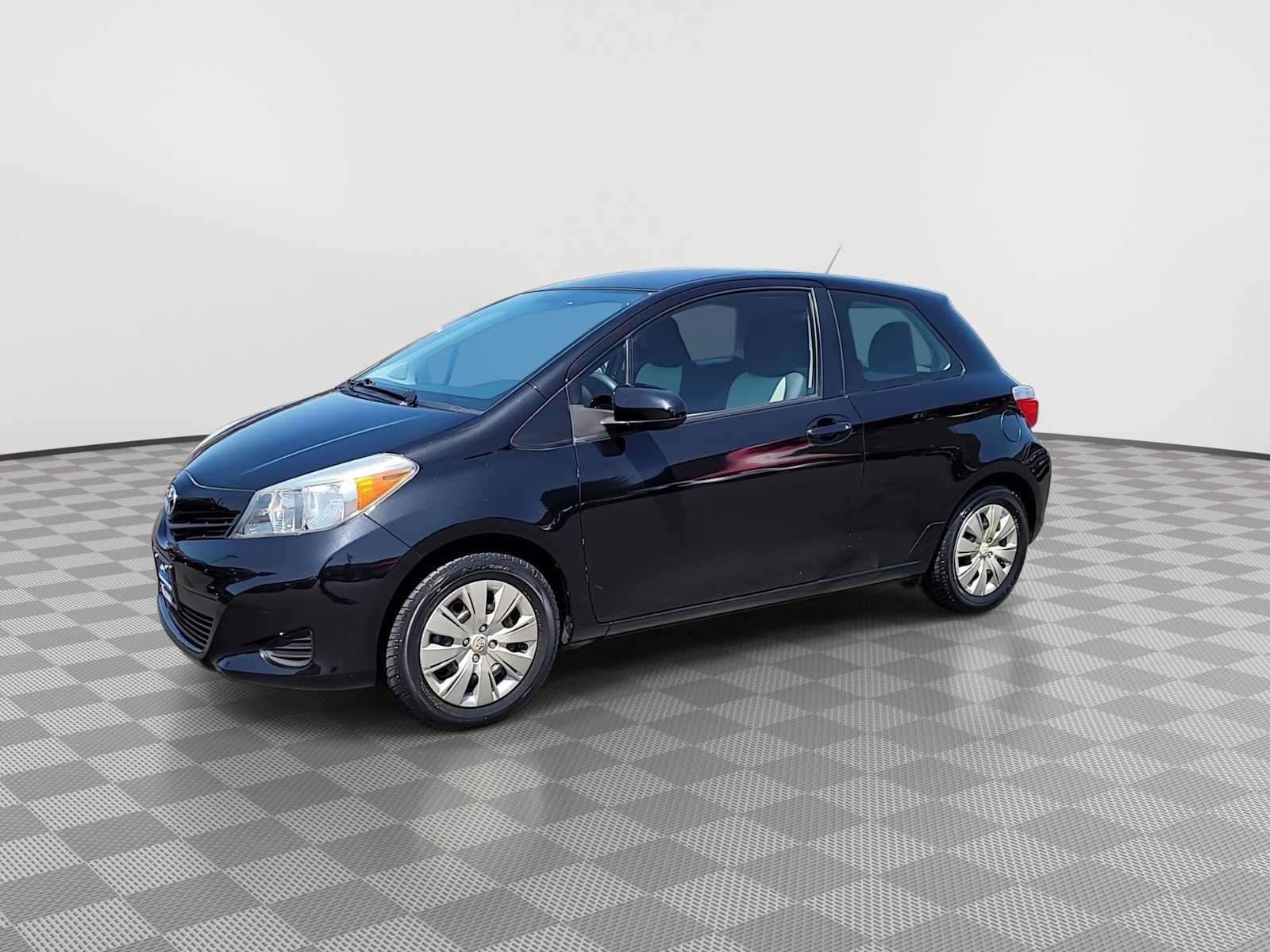 2014 Toyota Yaris L 4