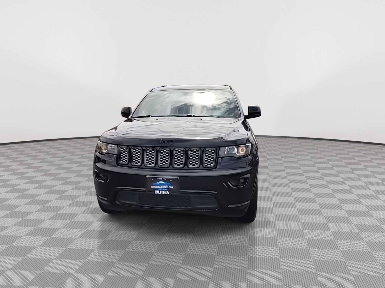 Thumbnail: 2017 Jeep Grand Cherokee - 3