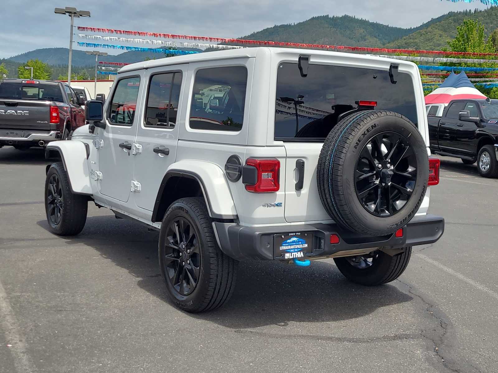 2024 Jeep Wrangler Sahara 12