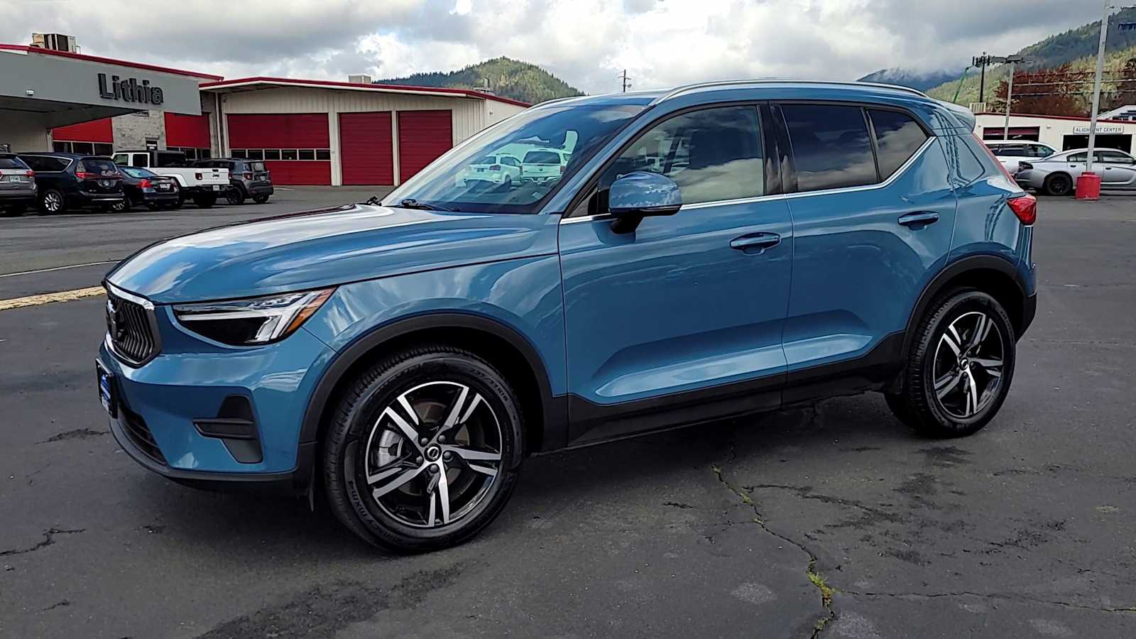 Thumbnail: 2024 Volvo XC40 - 4