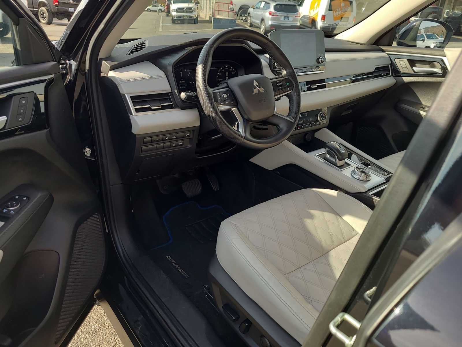 Thumbnail: 2024 Mitsubishi Outlander - 10