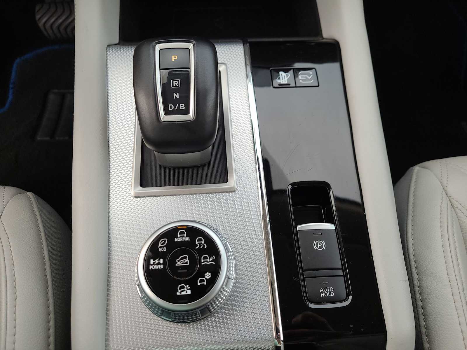 Thumbnail: 2024 Mitsubishi Outlander - 25