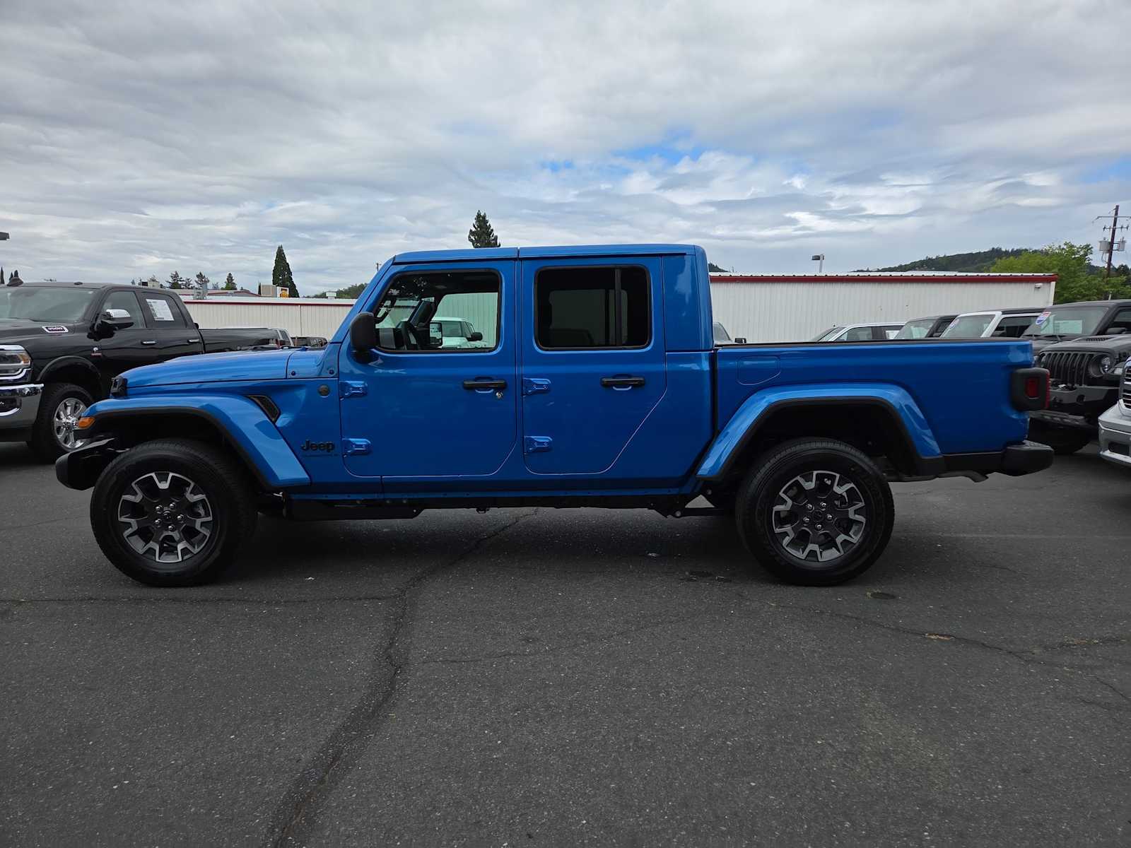Thumbnail: 2026 Jeep Gladiator - 11