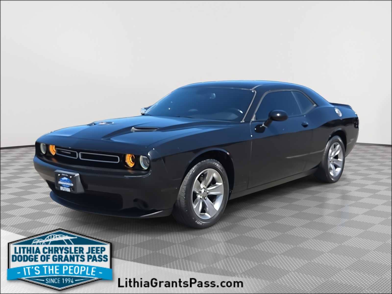2020 Dodge Challenger SXT Auto's photo