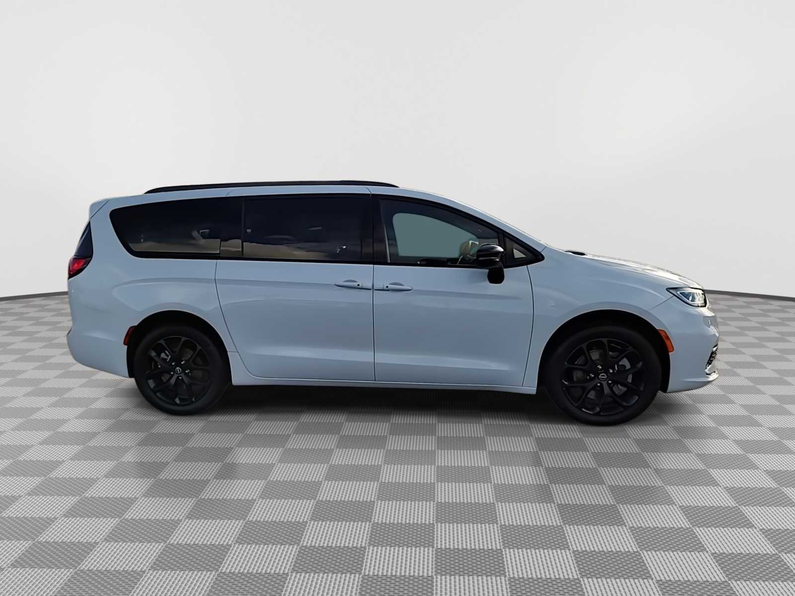 Thumbnail: 2026 Chrysler Pacifica - 9
