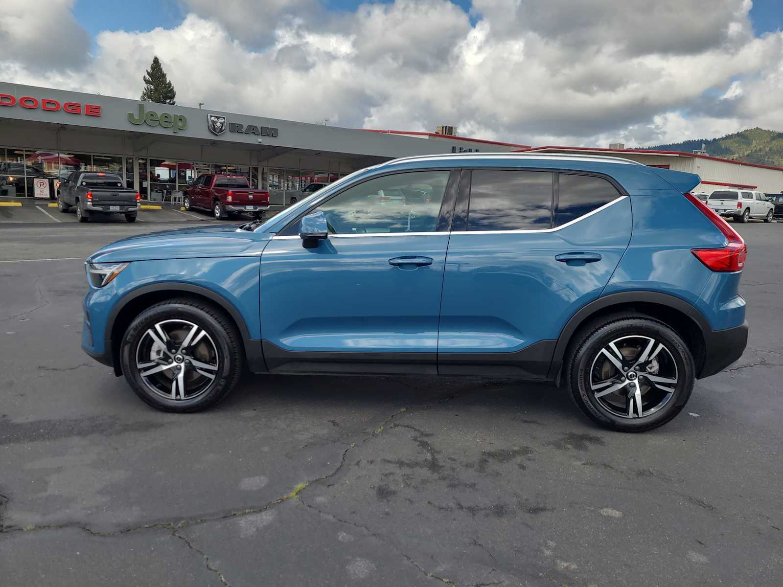 Thumbnail: 2024 Volvo XC40 - 11
